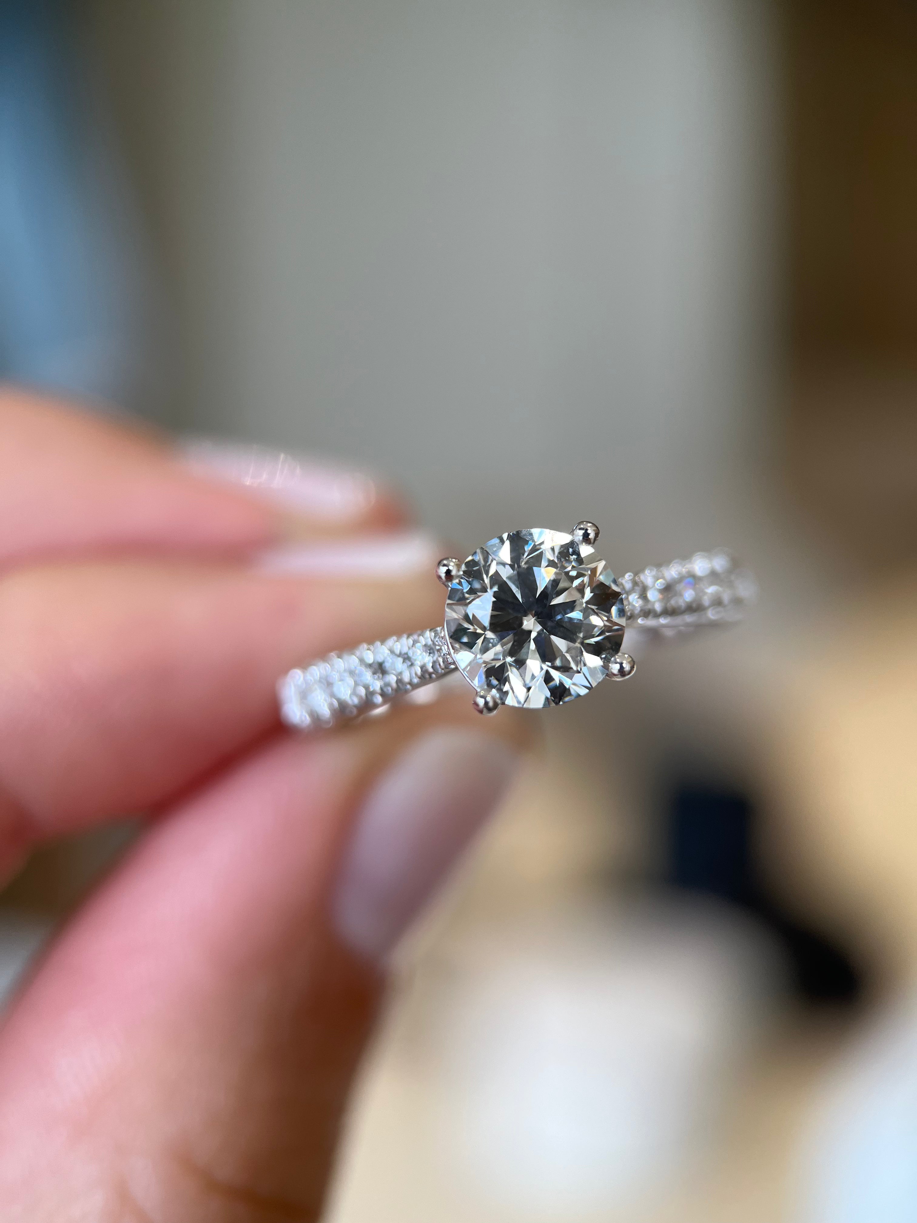 Solitário de ouro branco 18k com diamante central 1.5ct