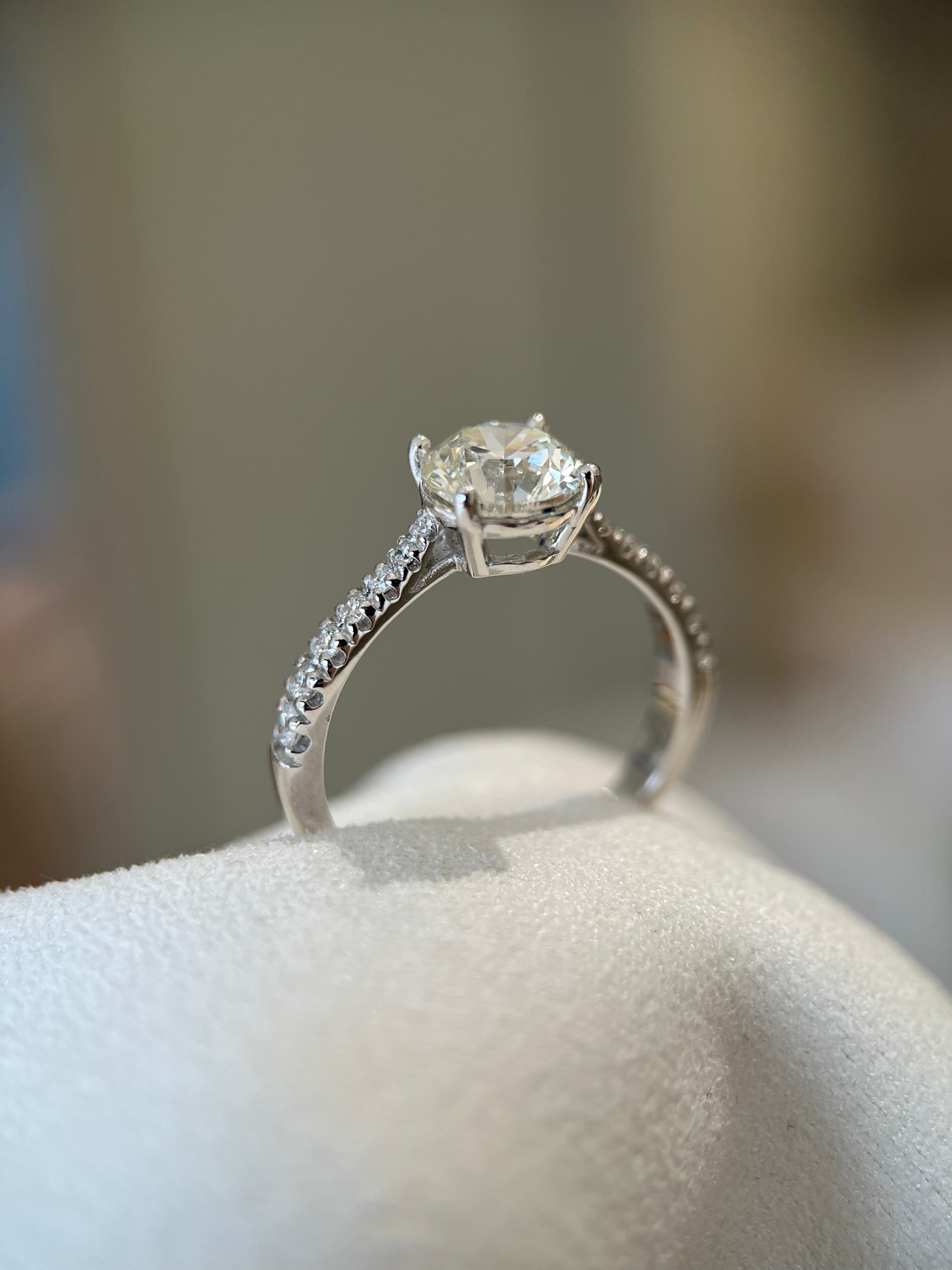 Solitário de ouro branco 18k com diamante central 1.5ct