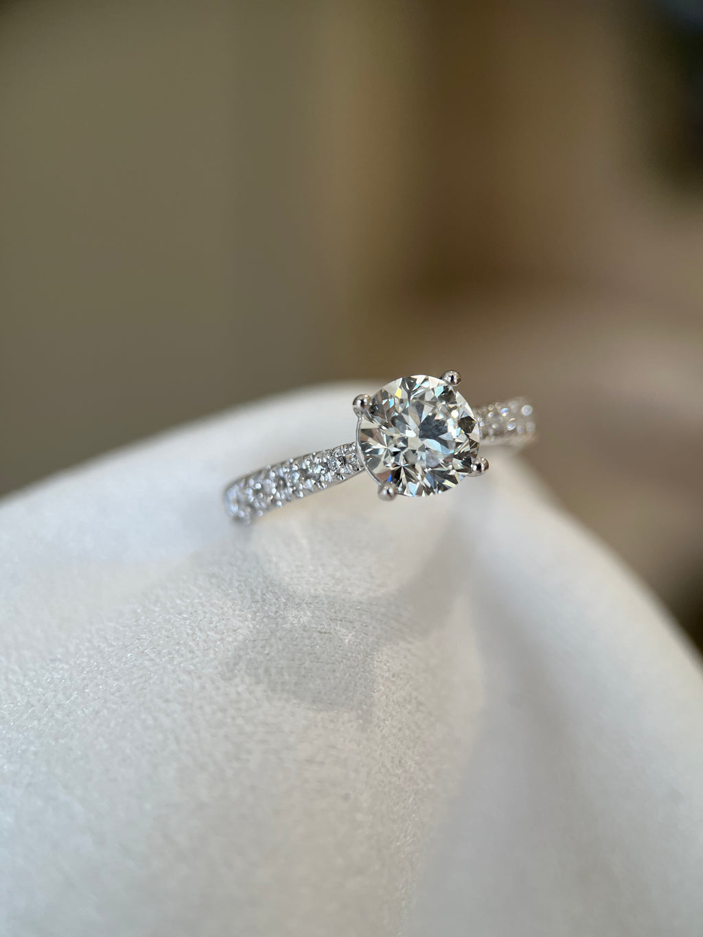 Solitário de ouro branco 18k com diamante central 1.5ct