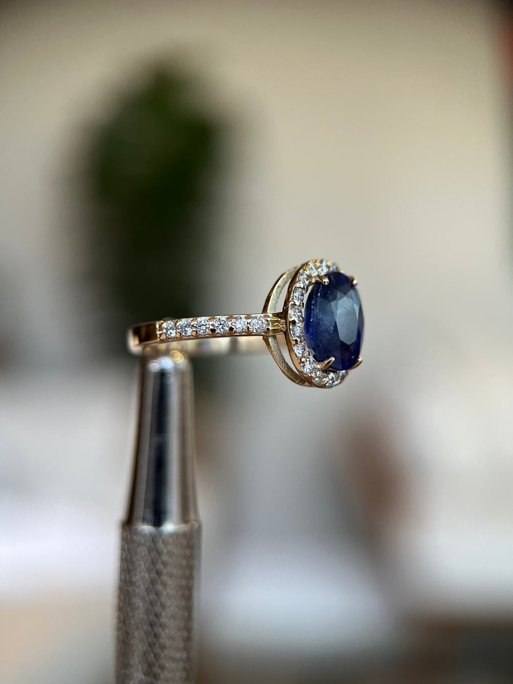 Anel safira com moldura de diamantes 0.30ct