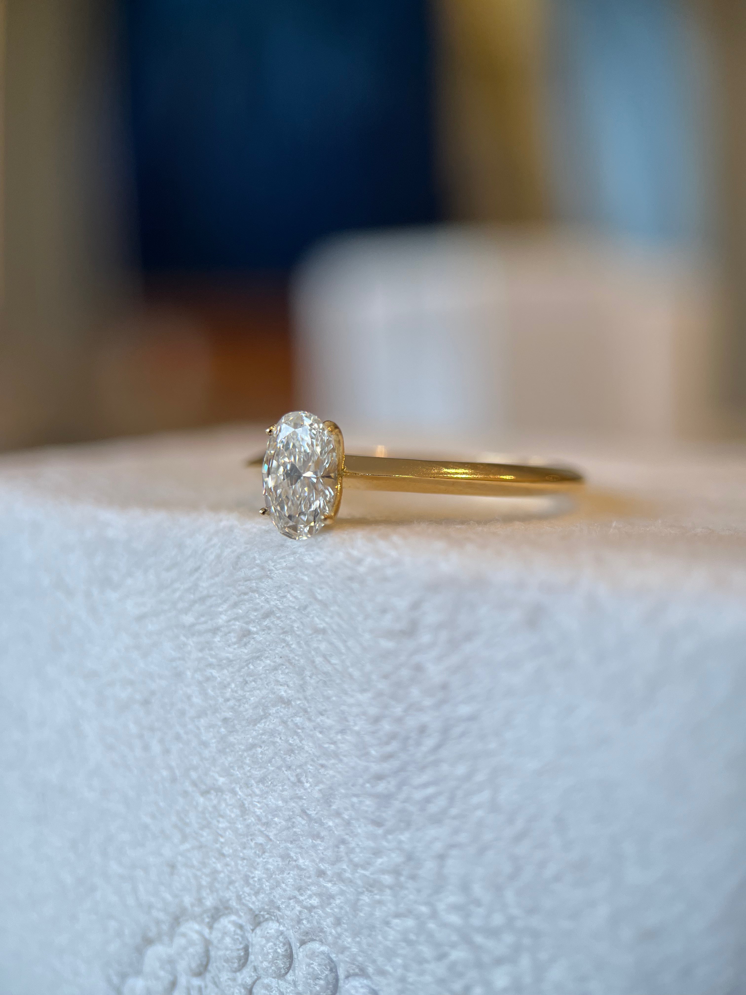 Solitário ouro amarelo com diamante central oval 0.50ct fio faca