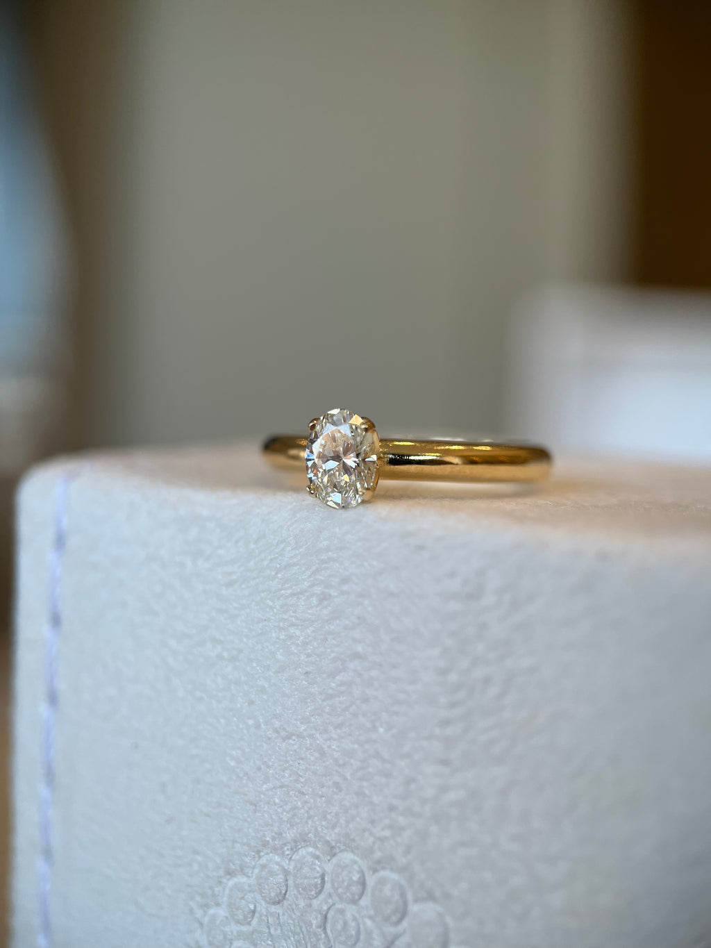 Solitário oval 0.50ct com aro estruturado