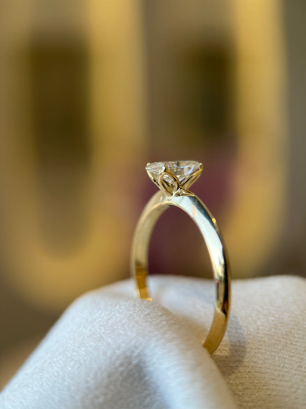 Solitário ouro amarelo com diamante central oval 0.50ct fio faca