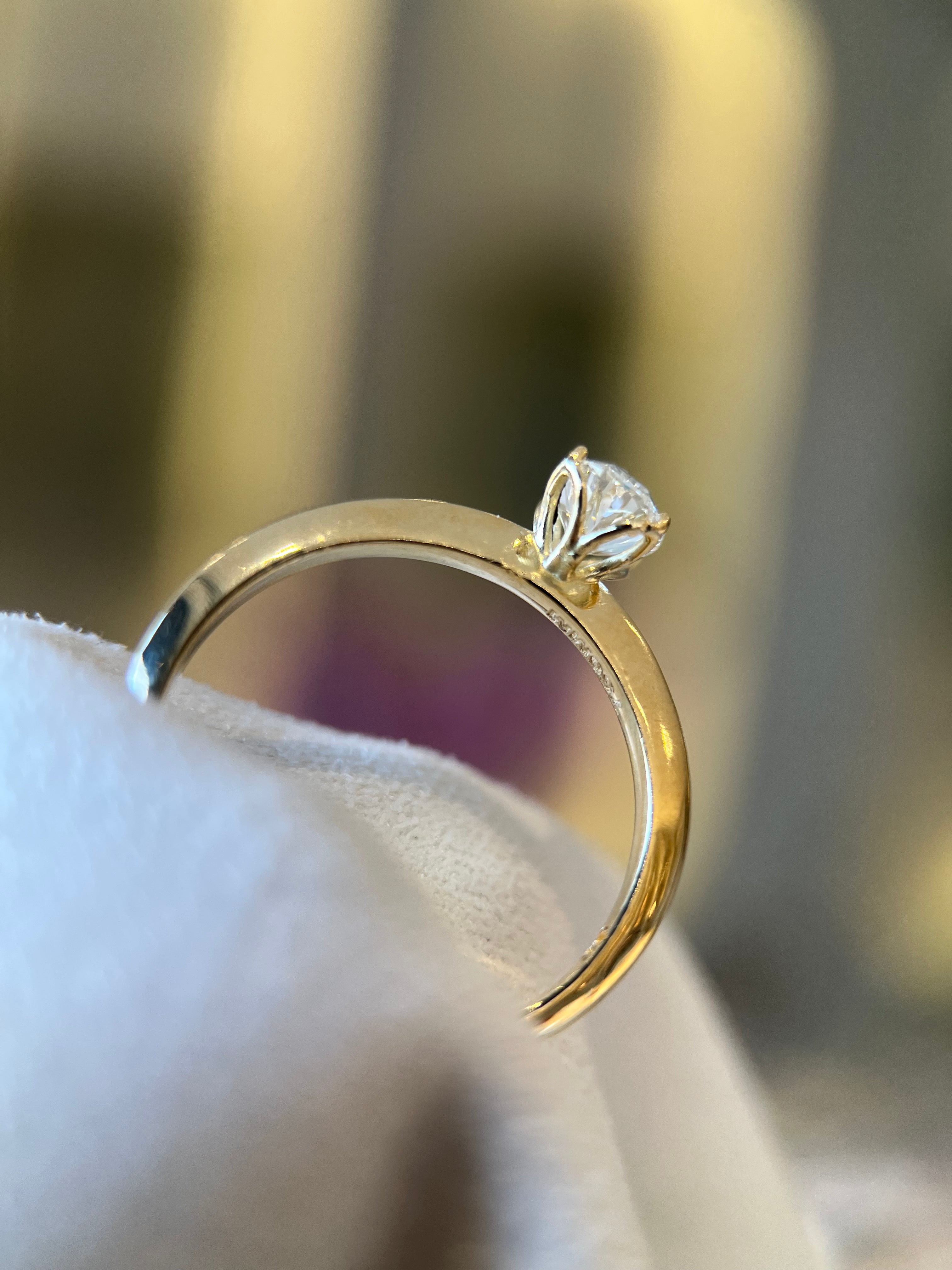 Solitário ouro amarelo com diamante central oval 0.50ct fio faca