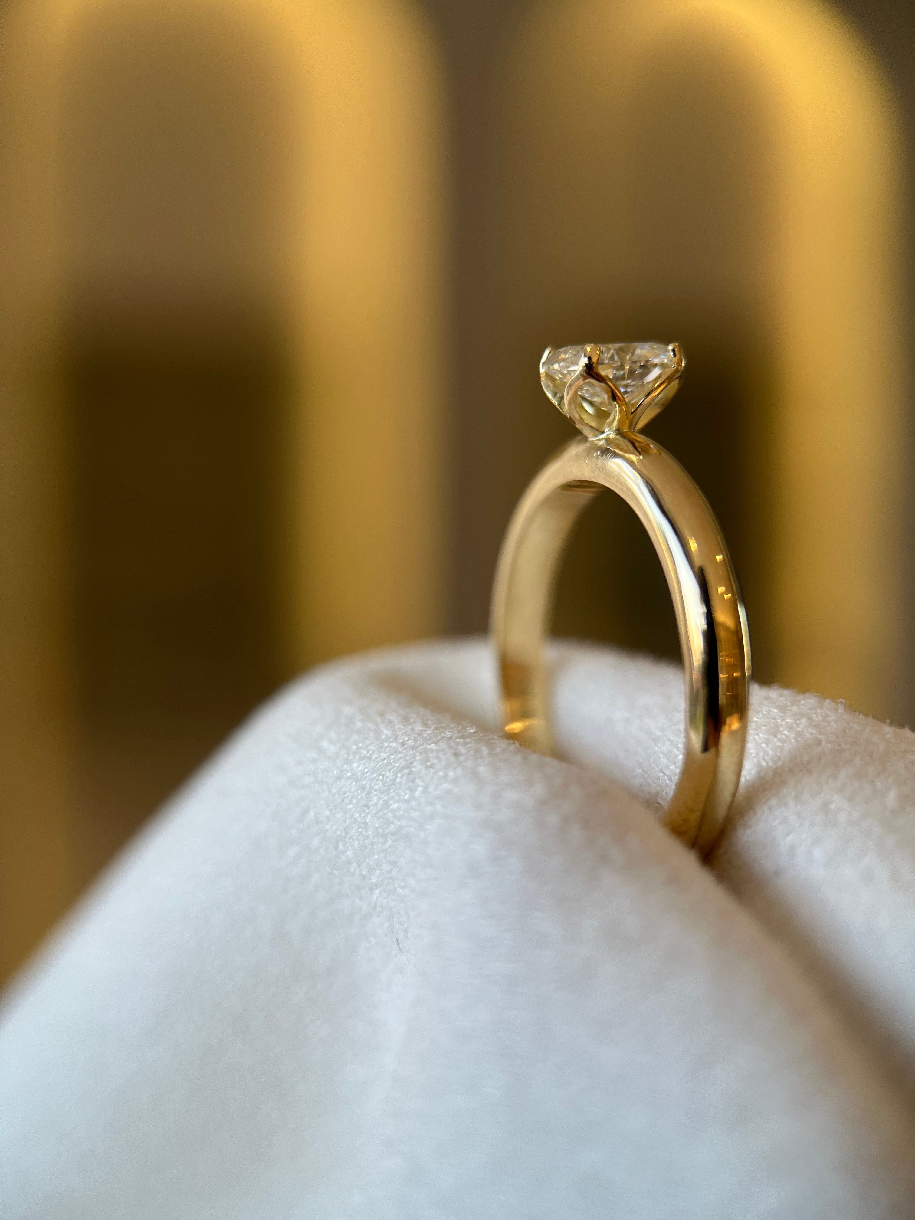 Solitário oval 0.50ct com aro estruturado