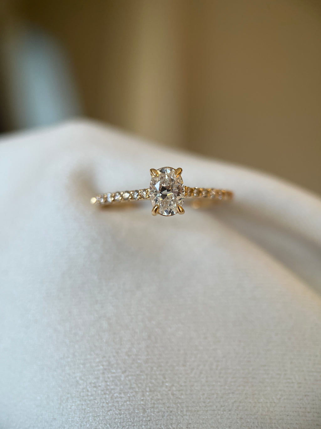 Solitário 0.50ct oval com aro cravejado 0.14ct