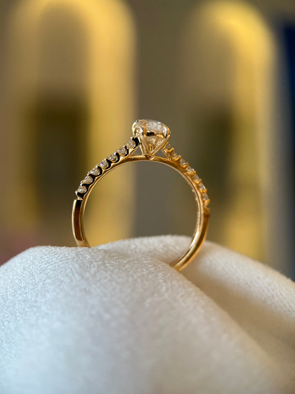 Solitário 0.50ct oval com aro cravejado 0.14ct