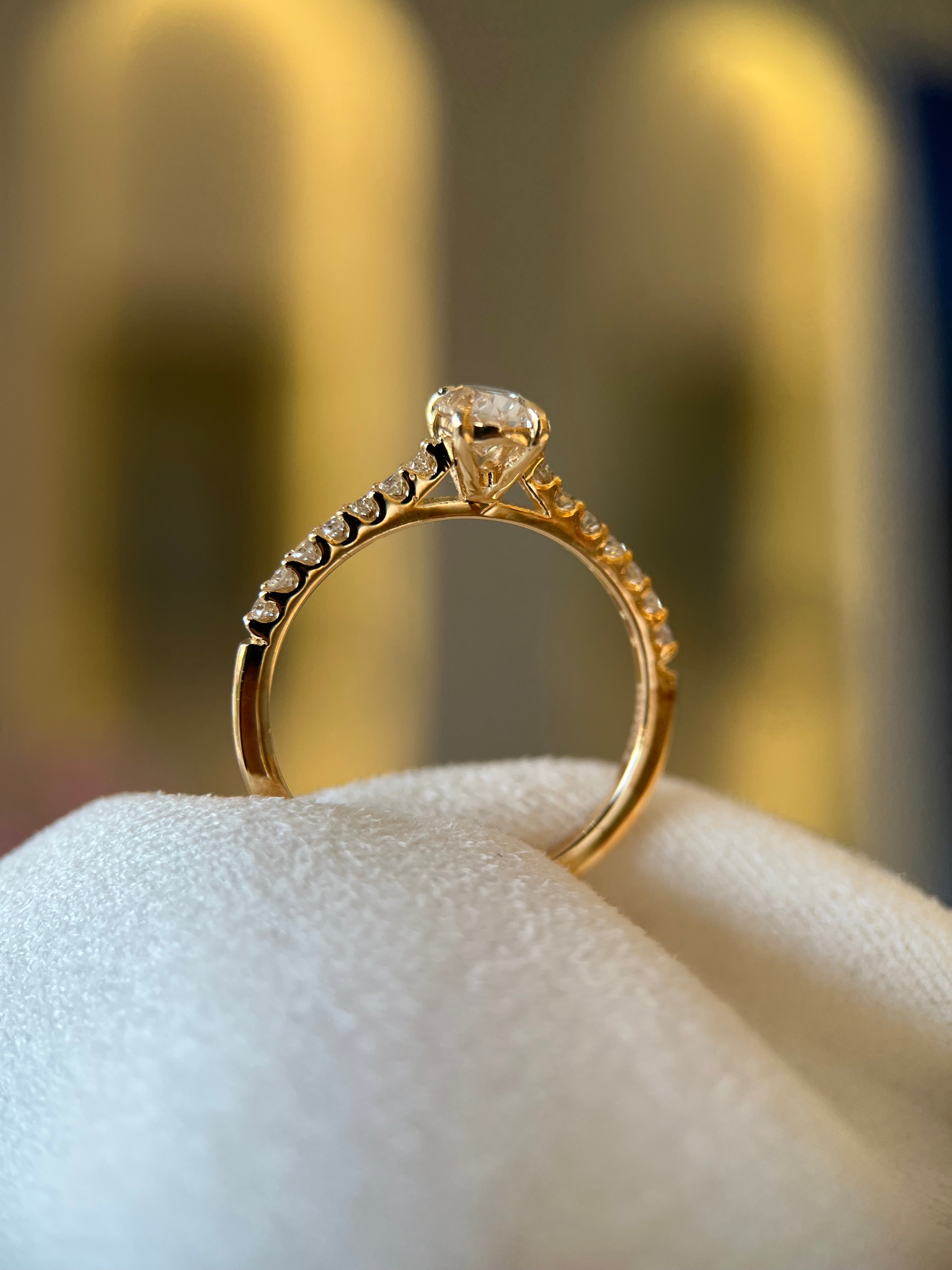 Solitário 0.50ct oval com aro cravejado 0.14ct