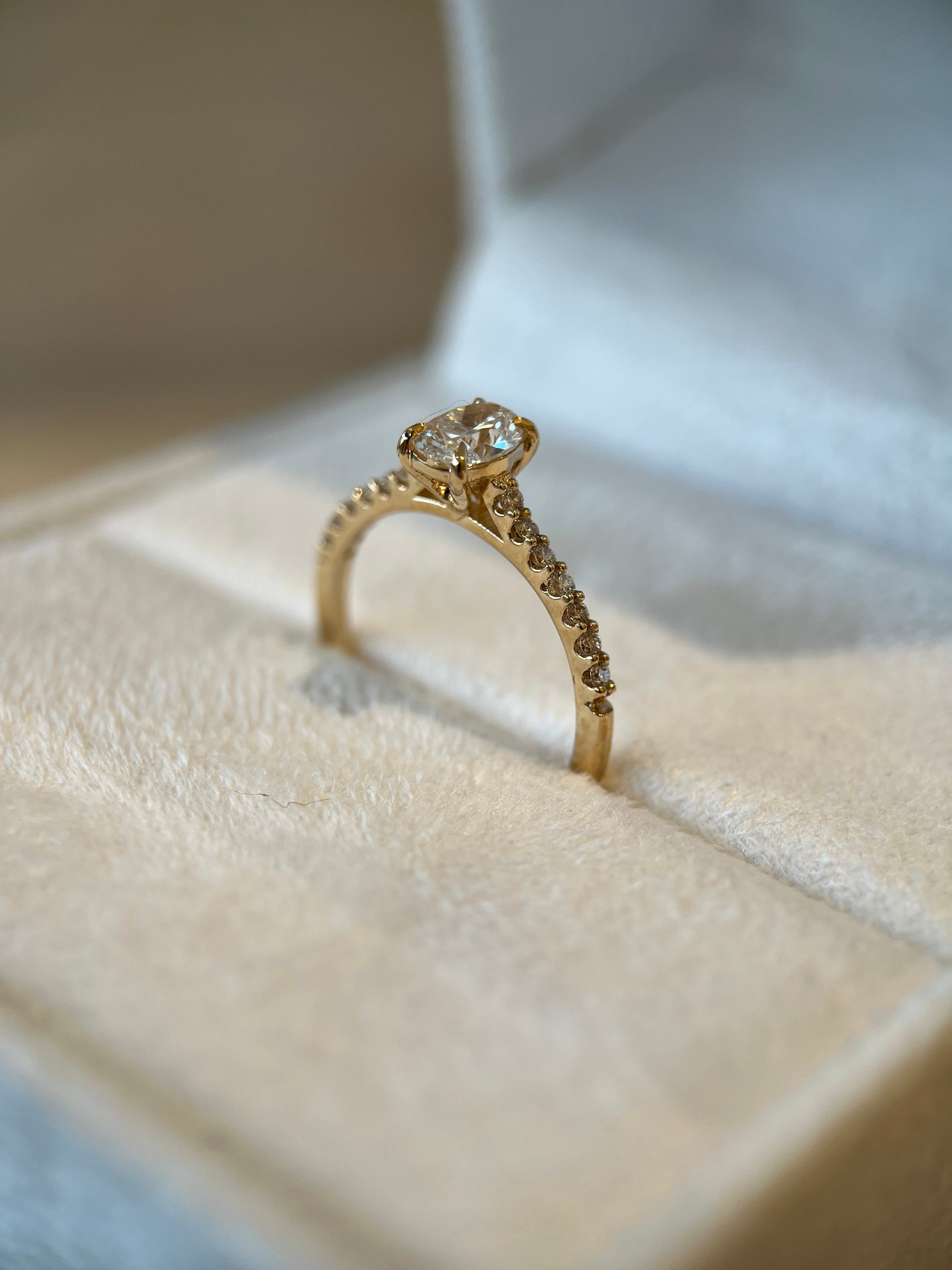 Solitário 0.50ct oval com aro cravejado 0.14ct