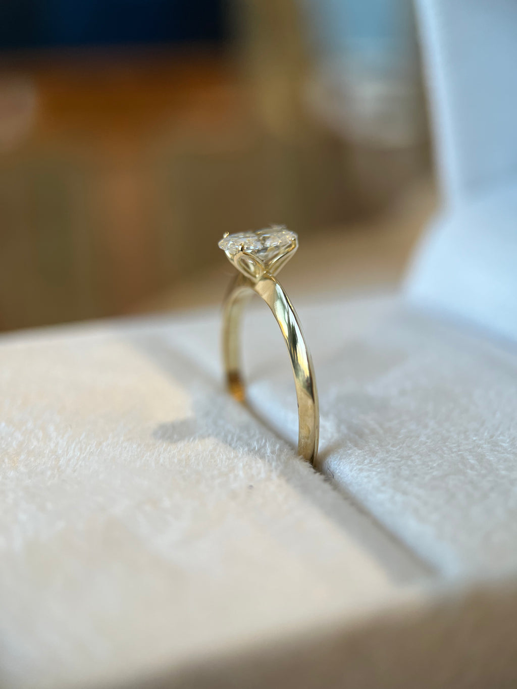 Solitário ouro amarelo com diamante central oval 0.50ct fio faca