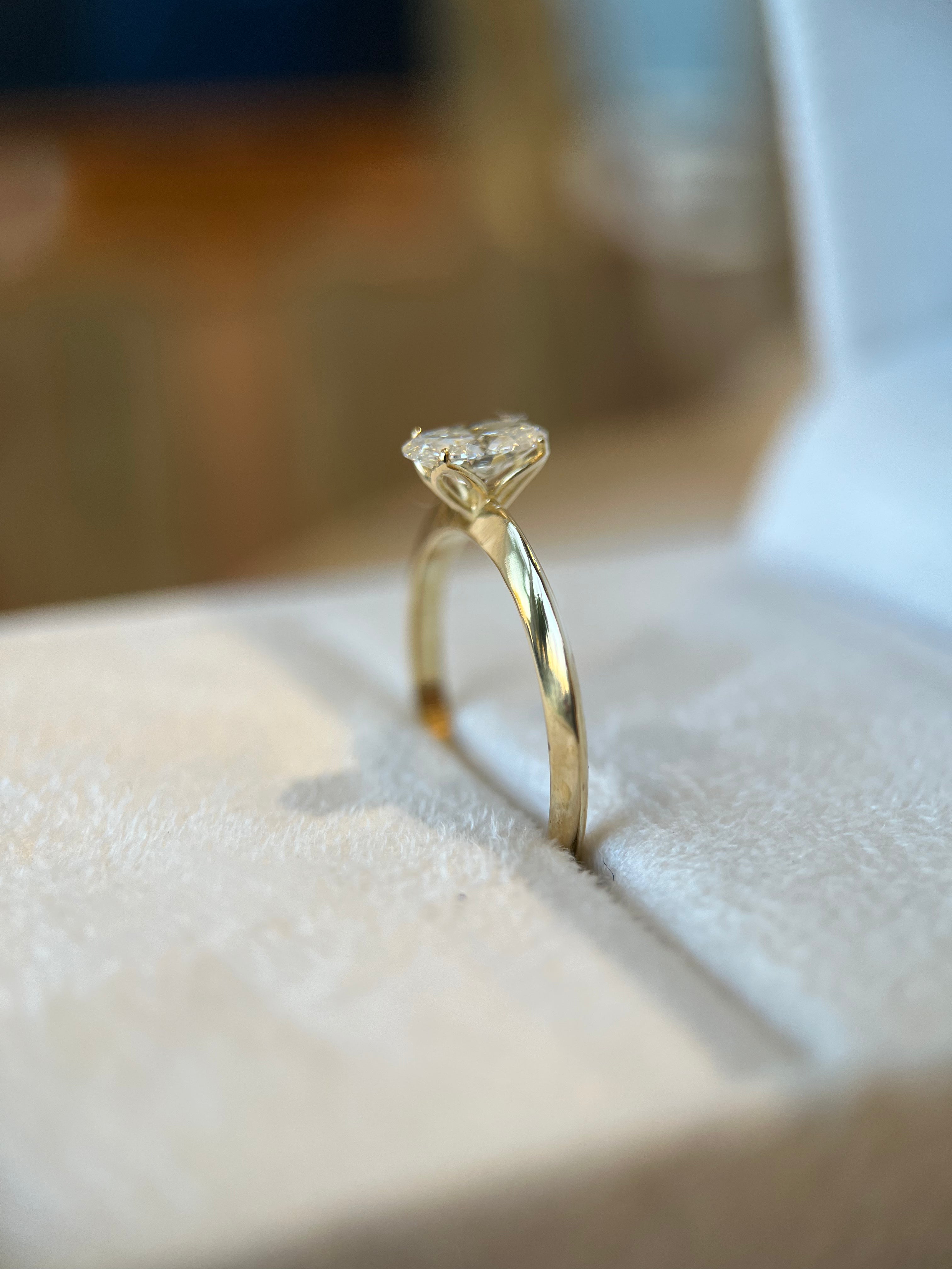 Solitário ouro amarelo com diamante central oval 0.50ct fio faca