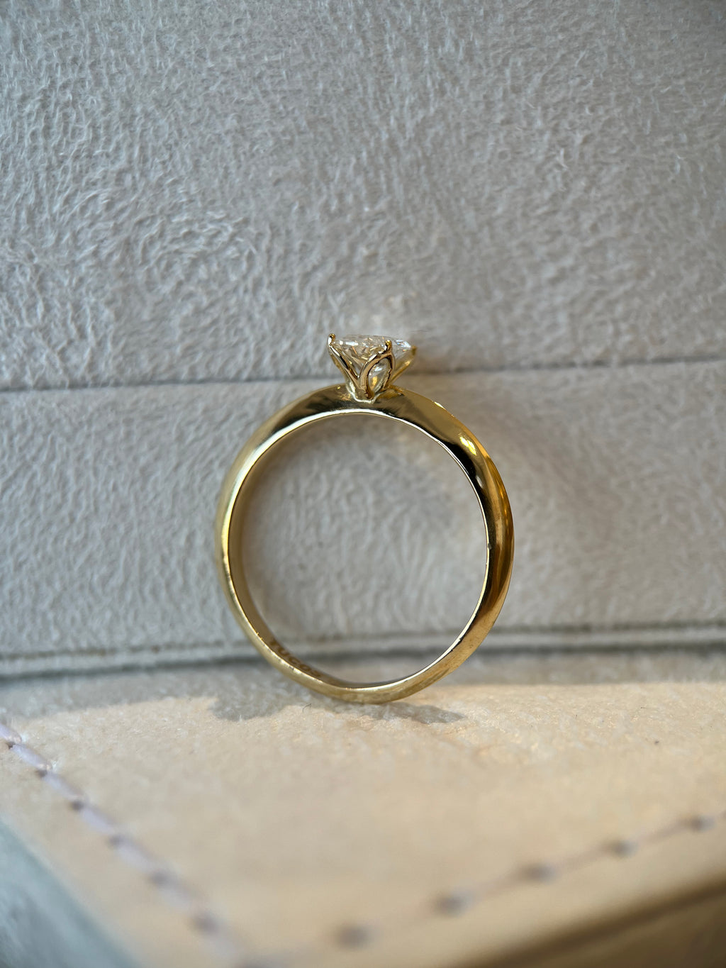 Solitário ouro amarelo com diamante central oval 0.50ct fio faca