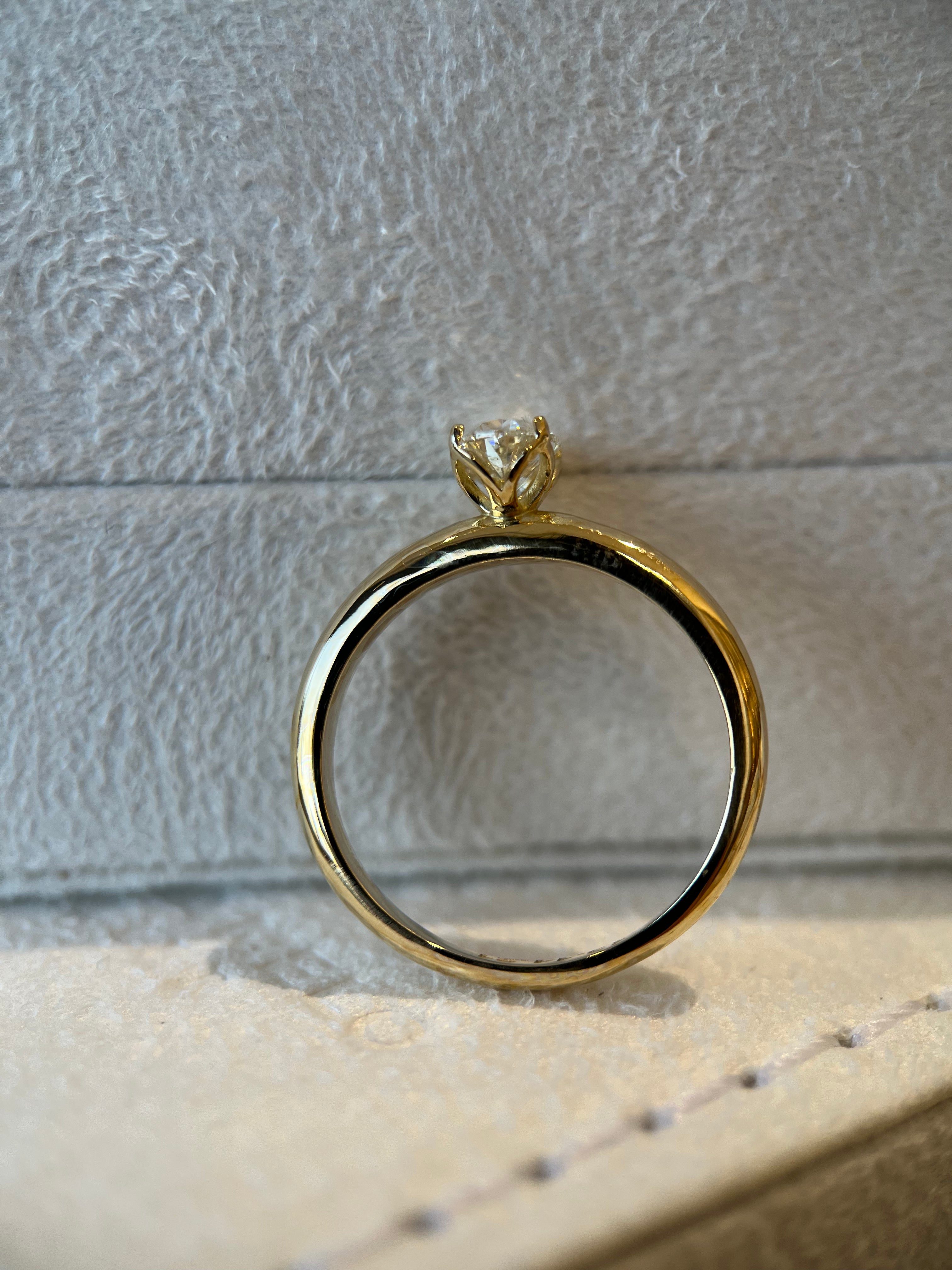 Solitário oval 0.50ct com aro estruturado