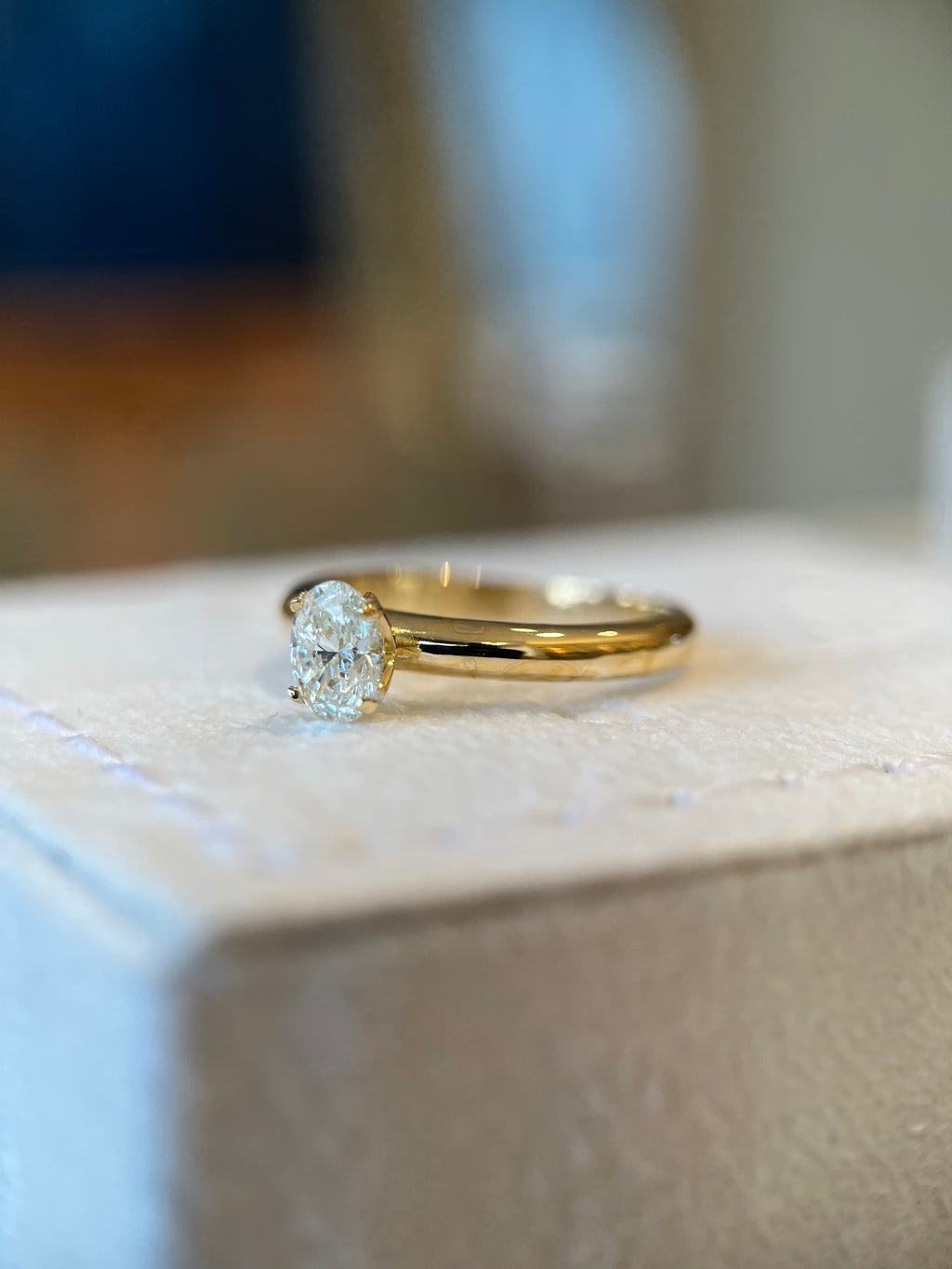 Solitário oval 0.50ct com aro estruturado