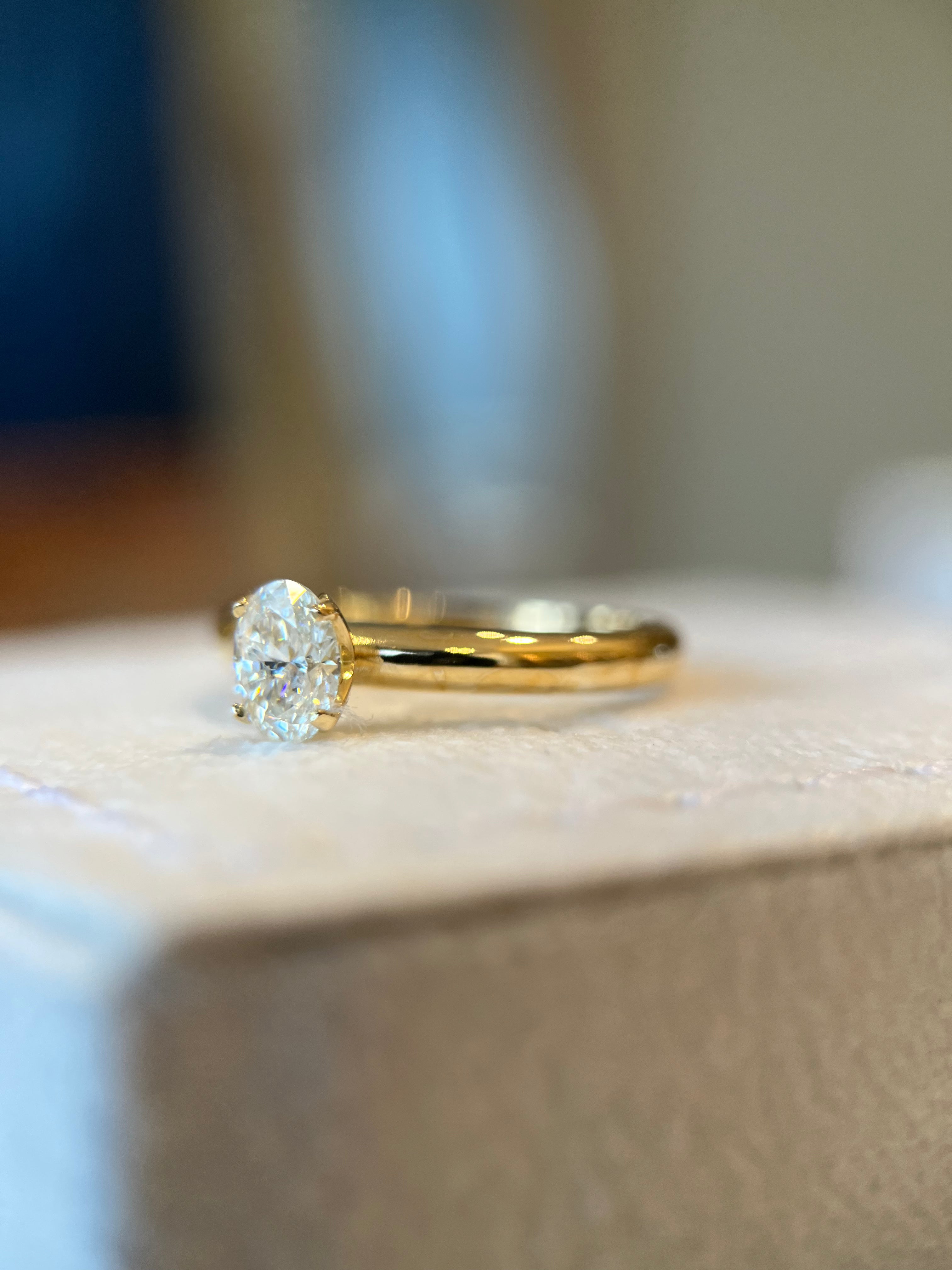 Solitário oval 0.50ct com aro estruturado