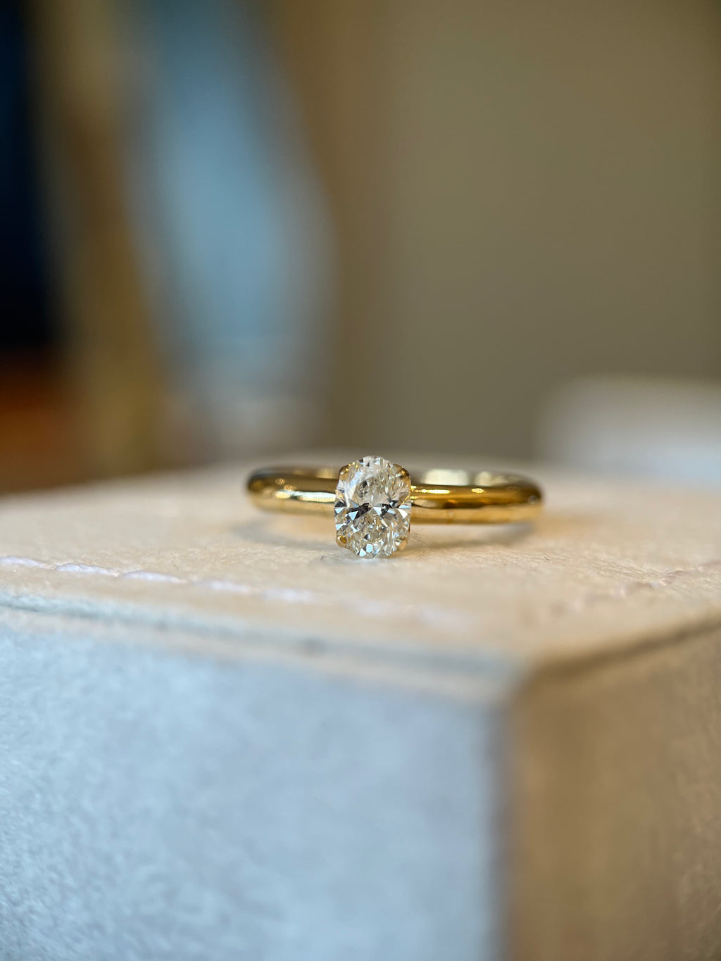 Solitário oval 0.50ct com aro estruturado