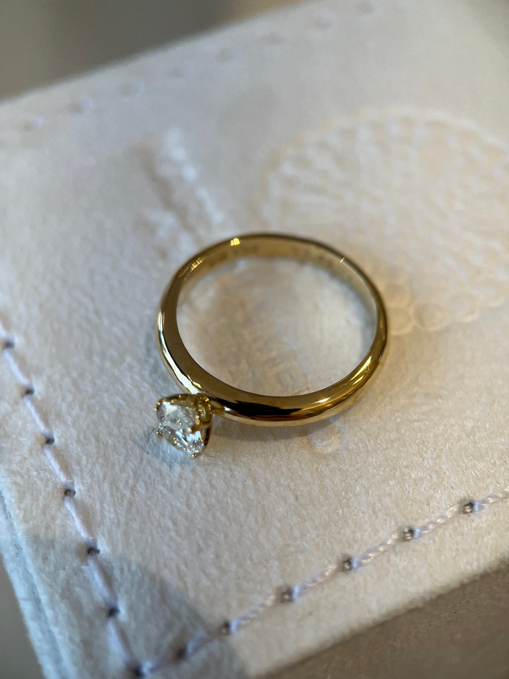 Solitário oval 0.50ct com aro estruturado