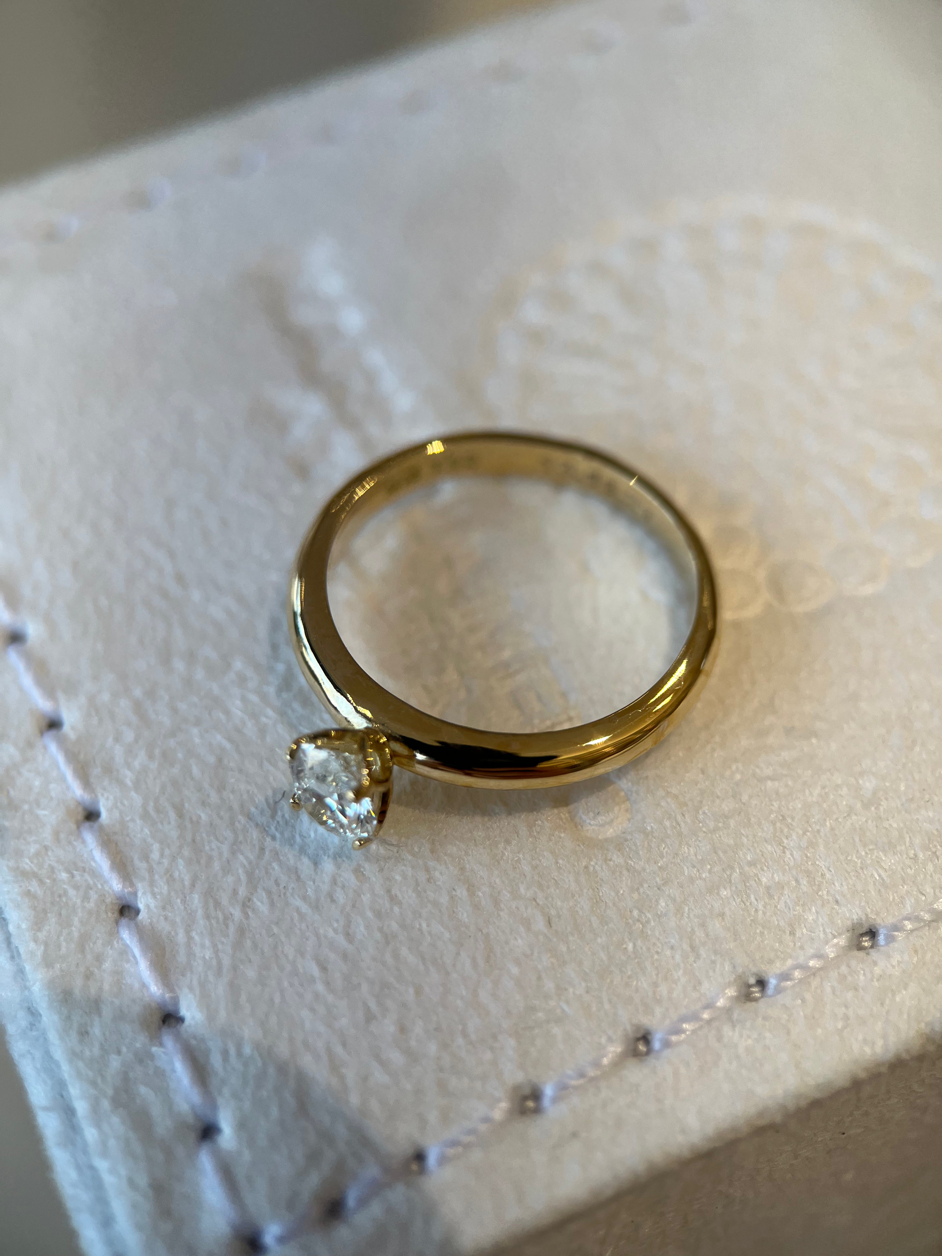 Solitário oval 0.50ct com aro estruturado