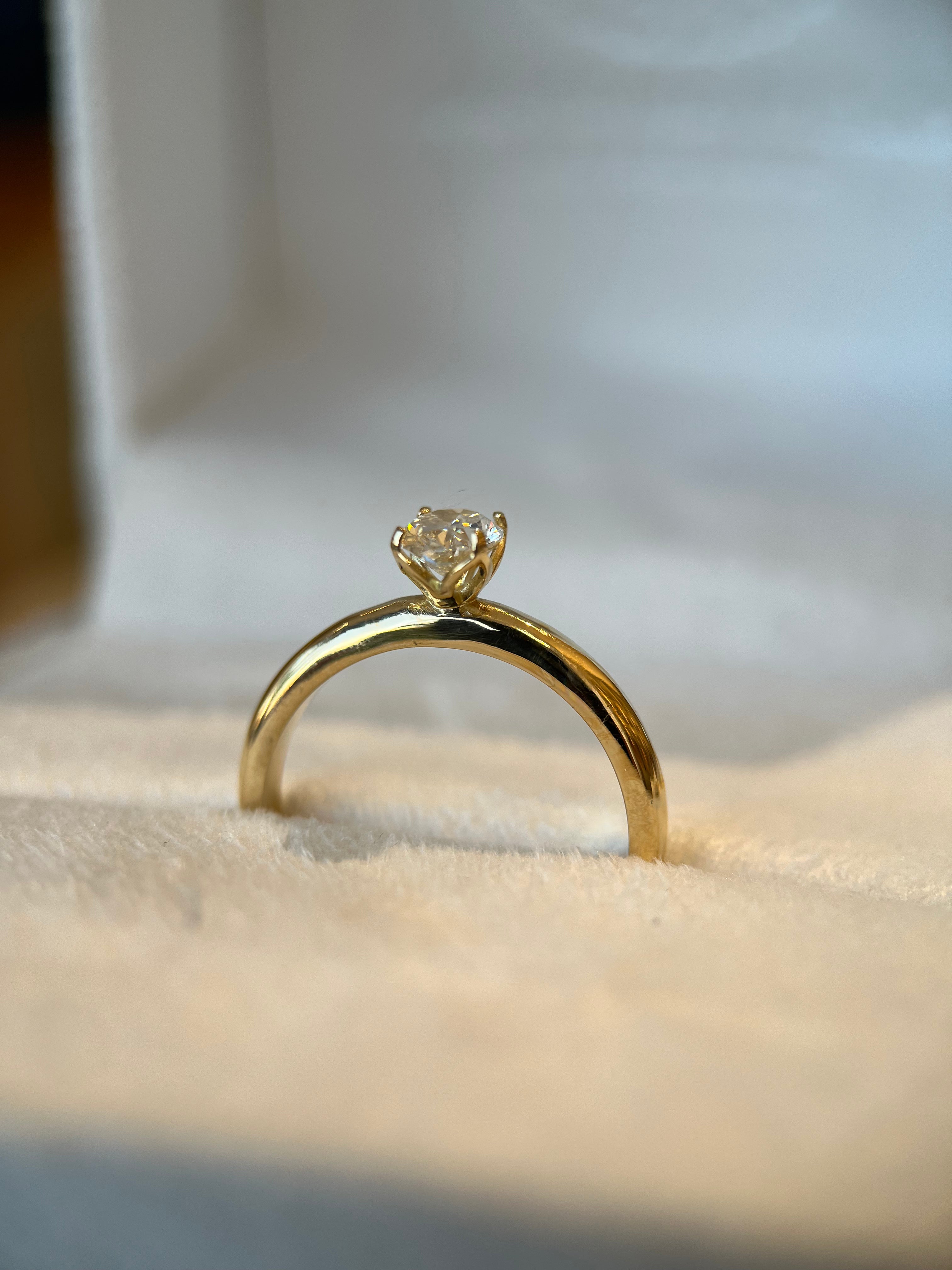 Solitário oval 0.50ct com aro estruturado