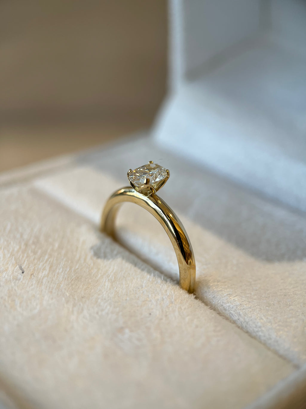 Solitário oval 0.50ct com aro estruturado
