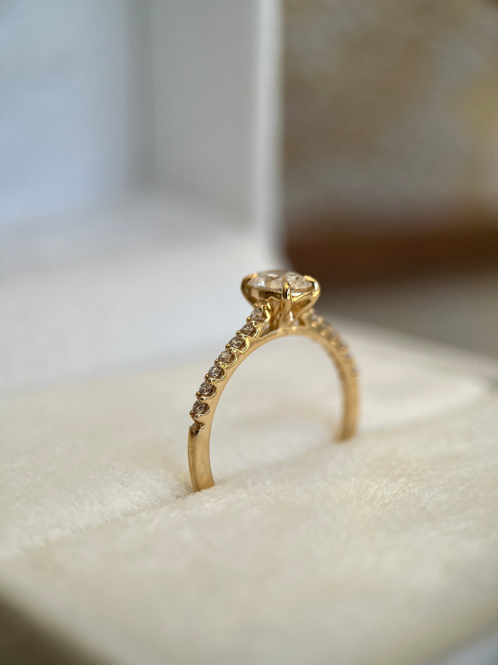 Solitário 0.50ct oval com aro cravejado 0.14ct