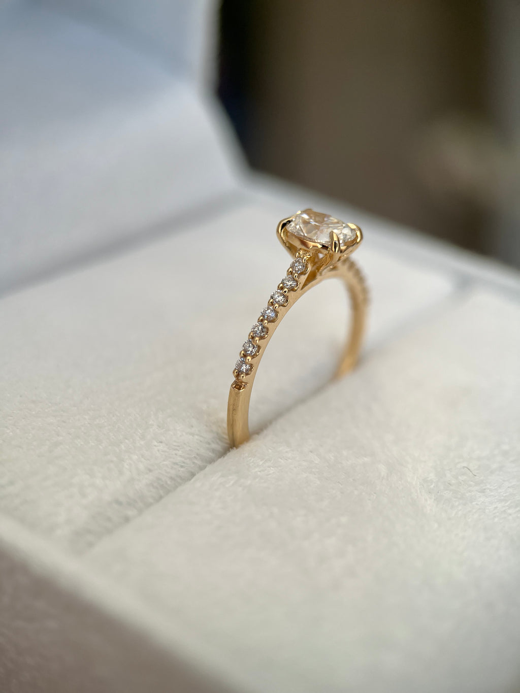 Solitário 0.50ct oval com aro cravejado 0.14ct