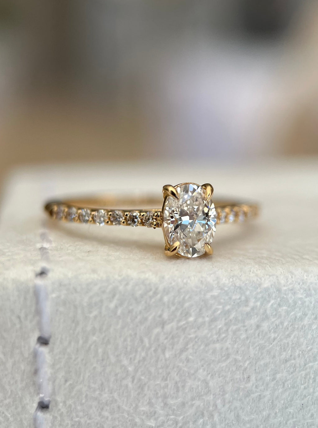 Solitário 0.50ct oval com aro cravejado 0.14ct
