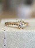 Solitário 0.50ct oval com aro cravejado 0.14ct