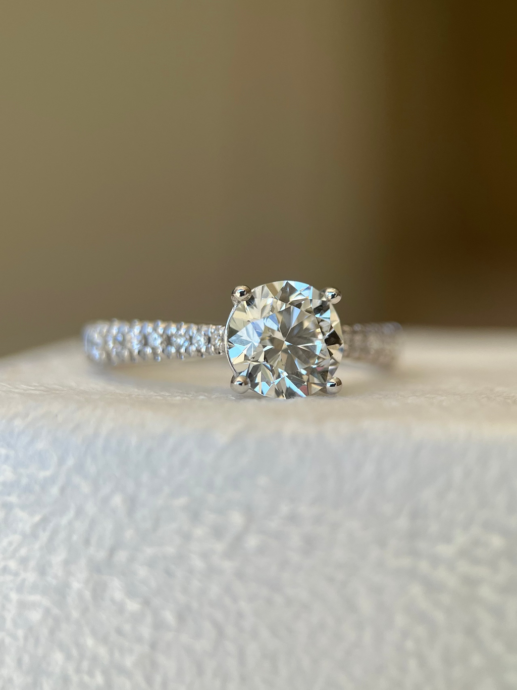 Solitário de ouro branco 18k com diamante central 1.5ct