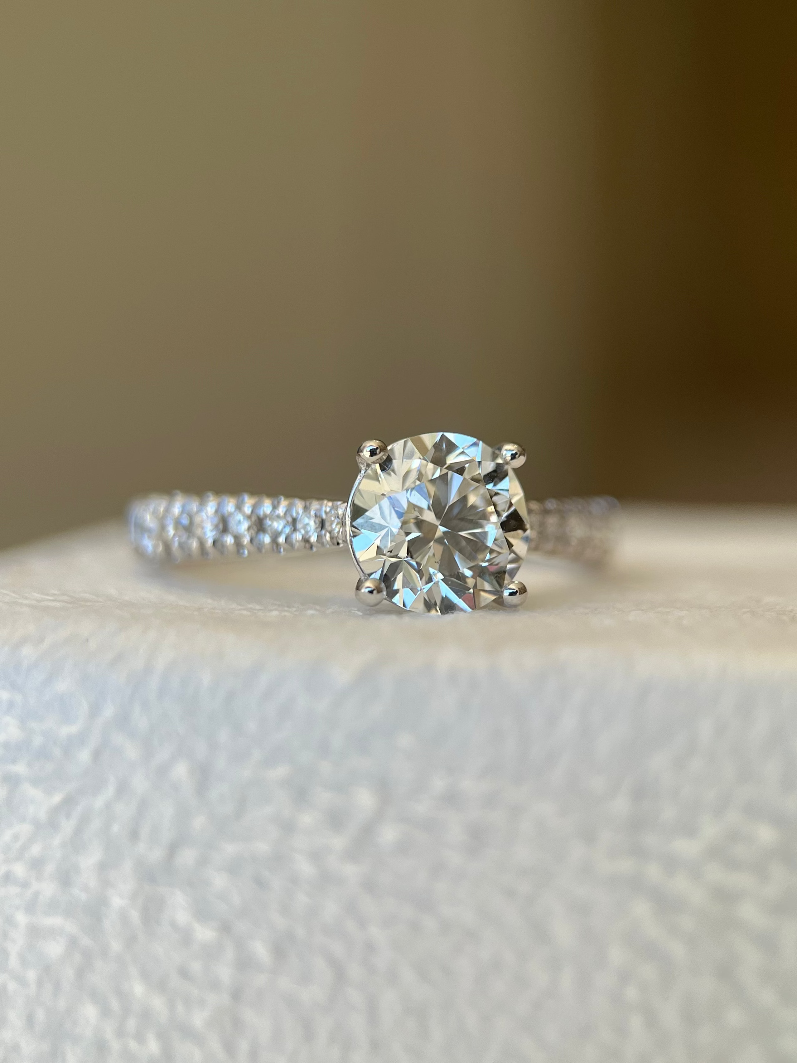 Solitário de ouro branco 18k com diamante central 1.5ct