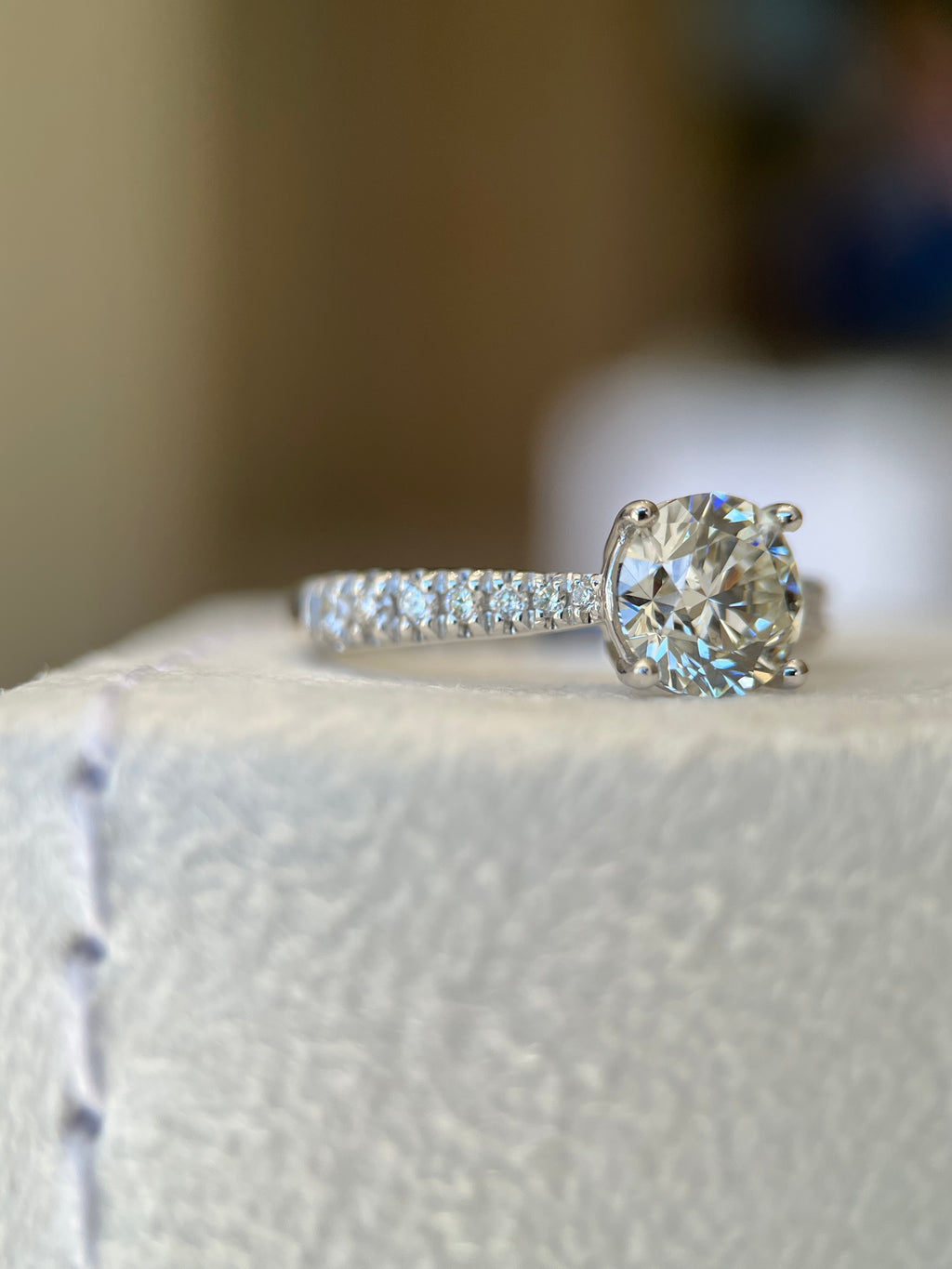Solitário de ouro branco 18k com diamante central 1.5ct