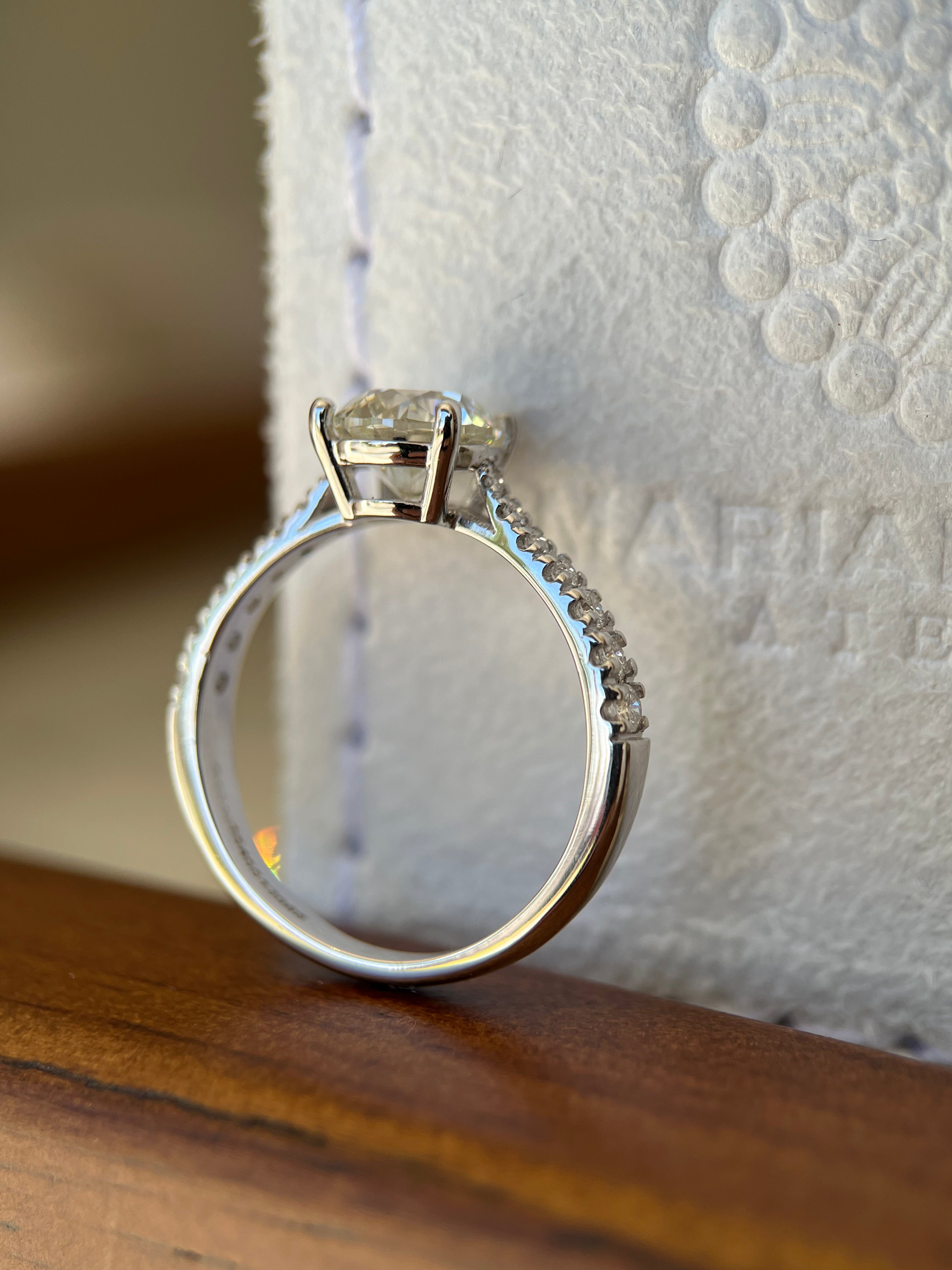 Solitário de ouro branco 18k com diamante central 1.5ct
