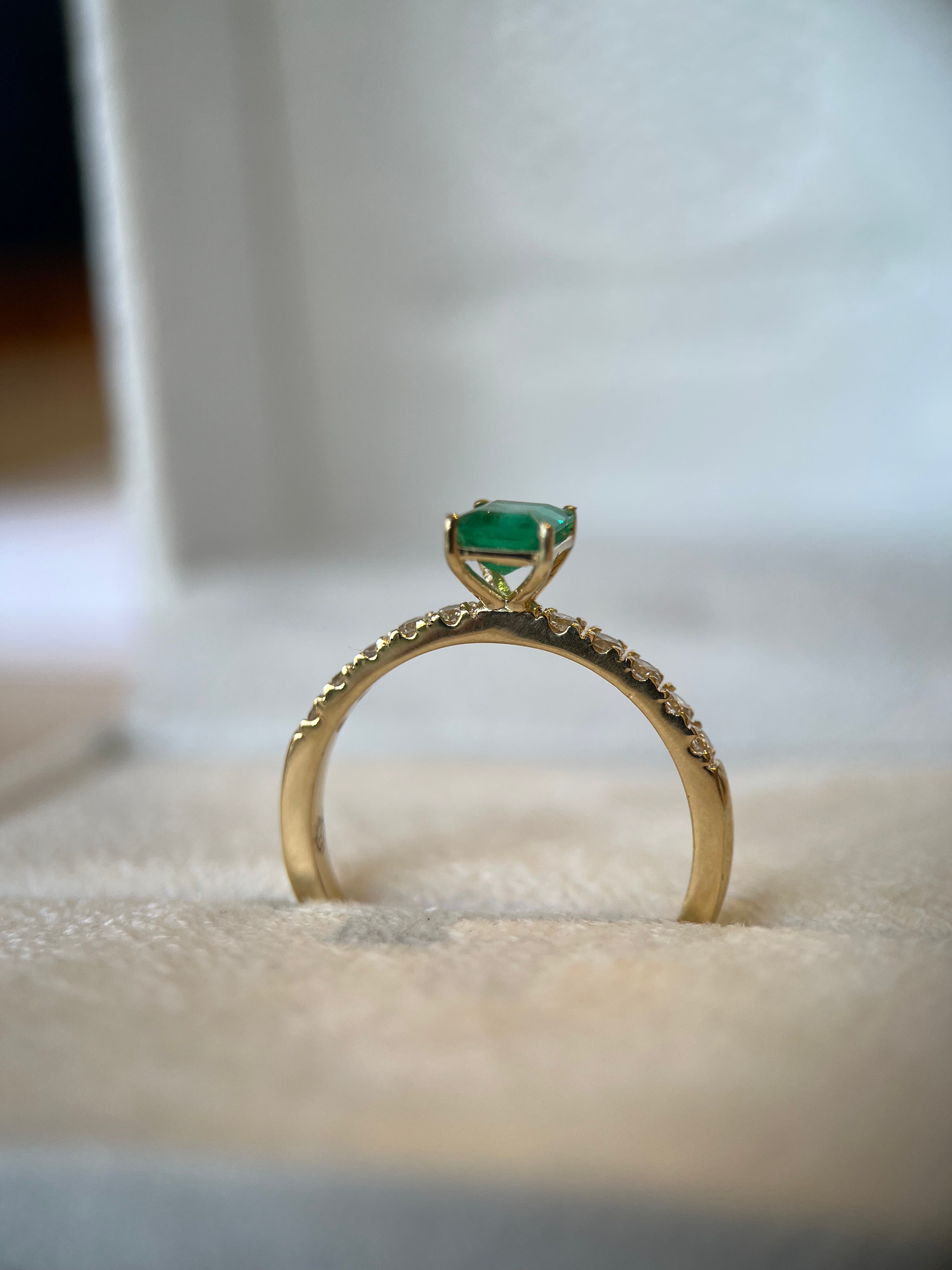 Anel de ouro 18k com esmeralda retangular e 0.25ct de diamantes