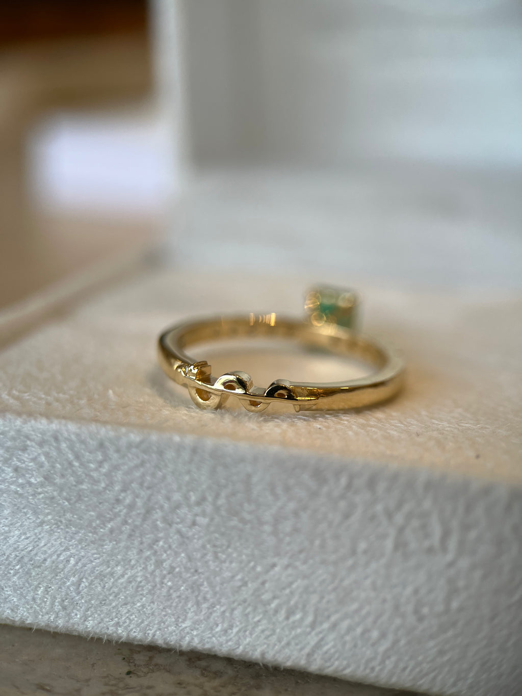 Anel de ouro 18k com esmeralda retangular e 0.25ct de diamantes