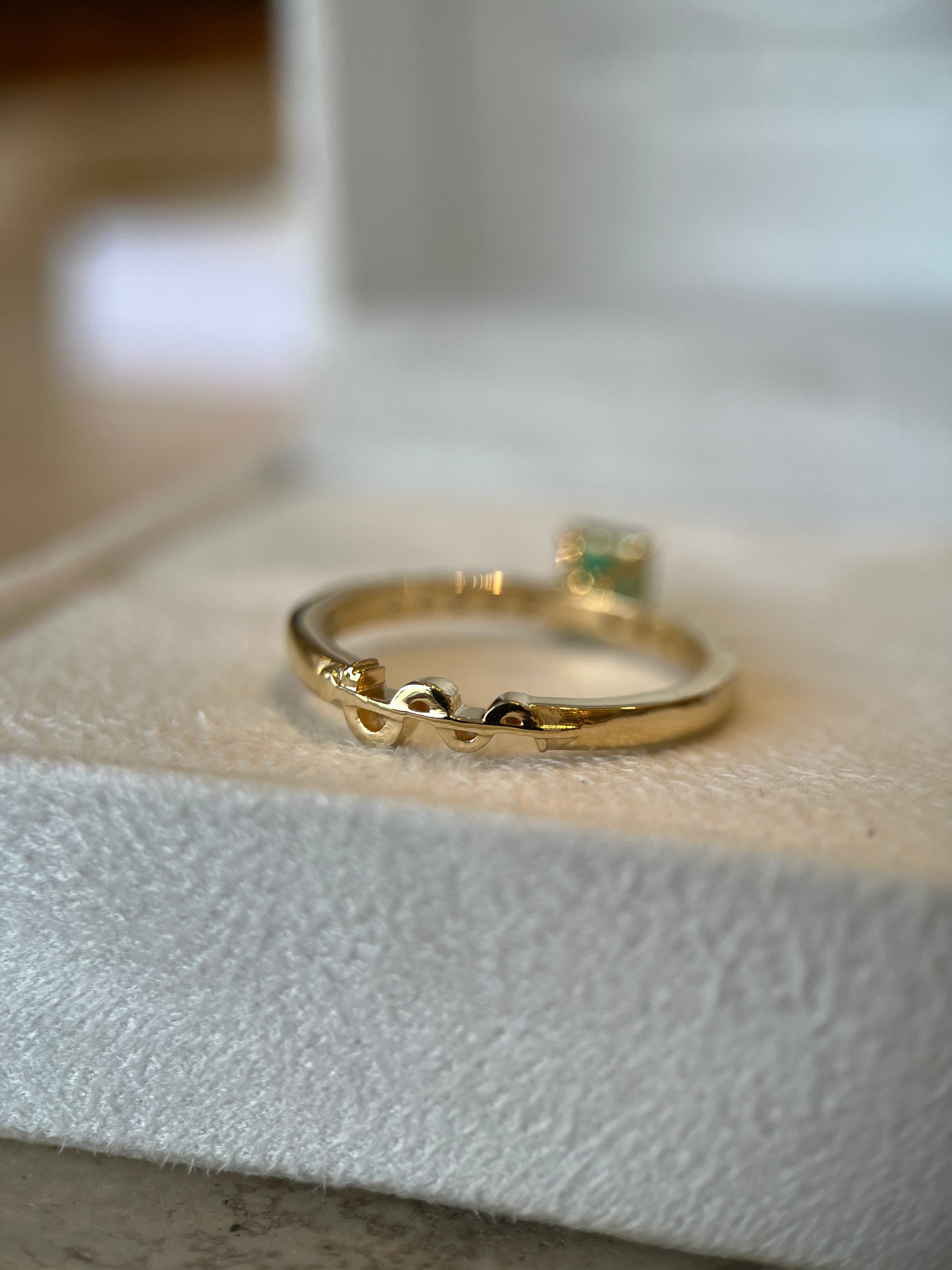 Anel de ouro 18k com esmeralda retangular e 0.25ct de diamantes