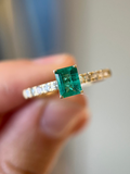 Anel de ouro 18k com esmeralda retangular e 0.25ct de diamantes