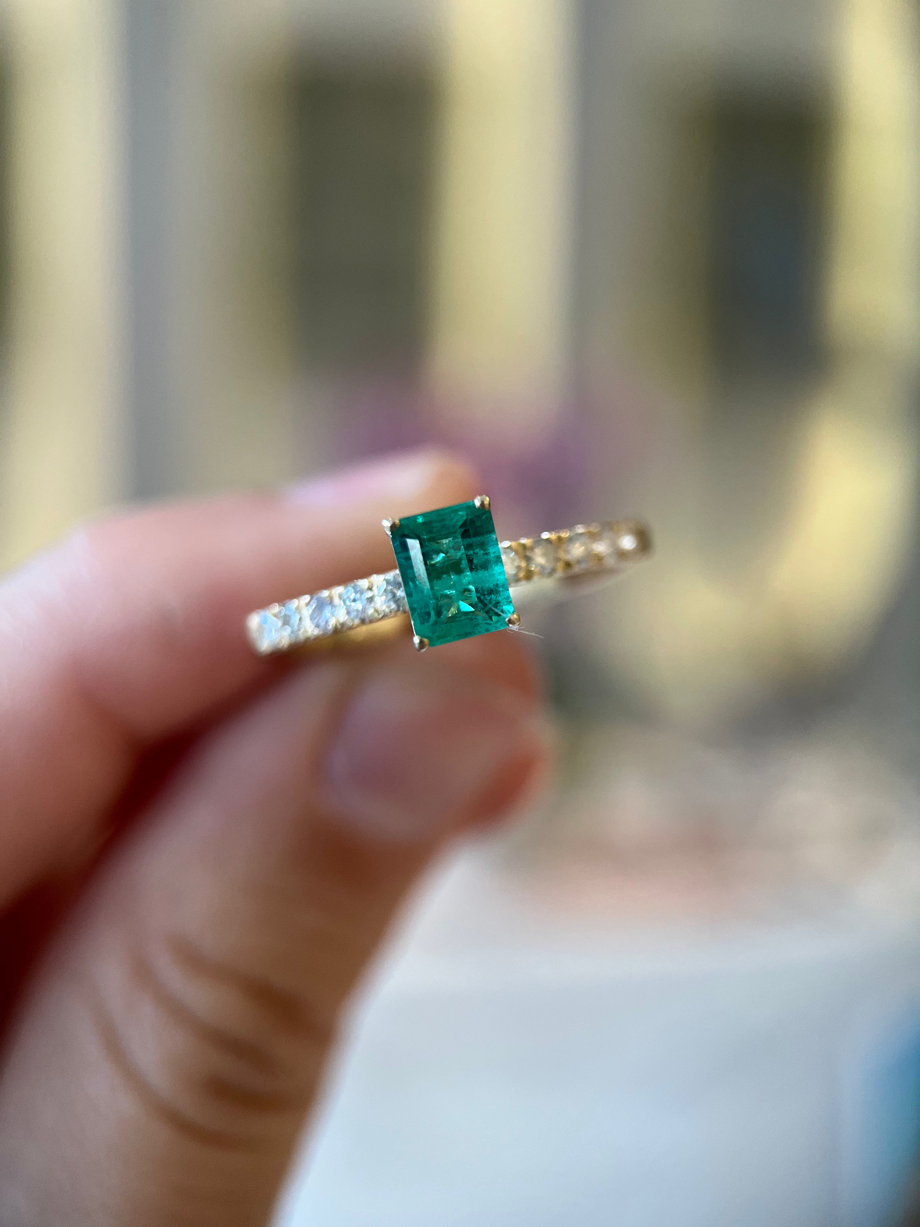 Anel de ouro 18k com esmeralda retangular e 0.25ct de diamantes