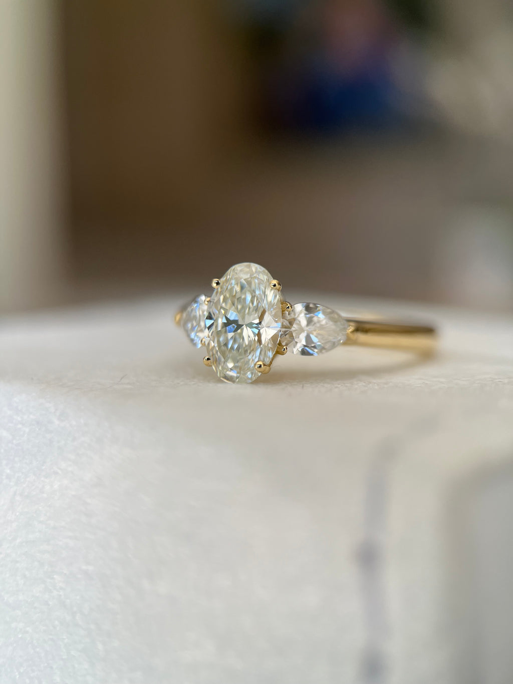 Anel com diamante Oval 1ct e gotas laterais 0.50ct