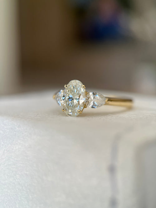 Anel com diamante Oval 1ct e gotas laterais 0.50ct