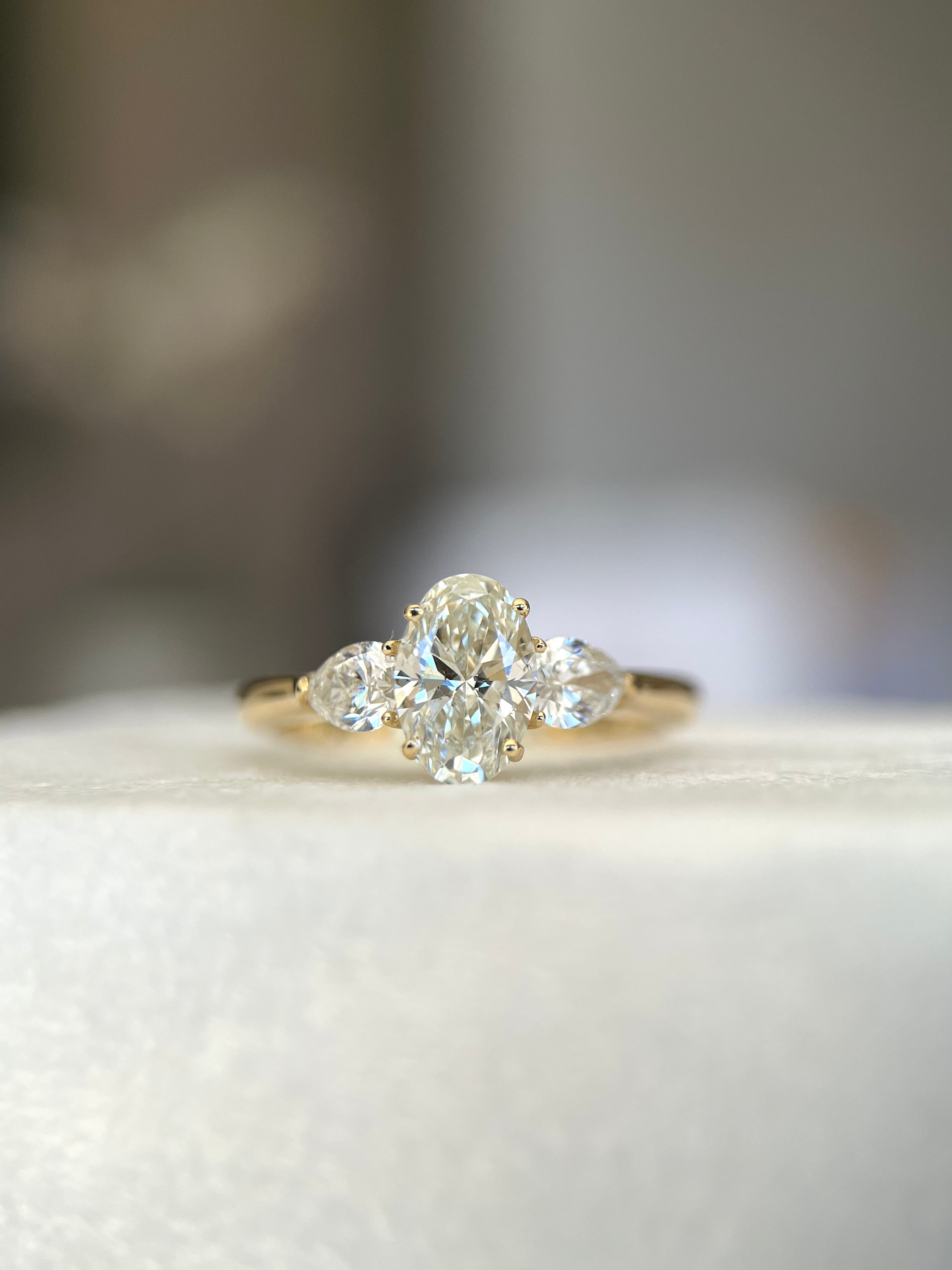 Anel com diamante Oval 1ct e gotas laterais 0.50ct