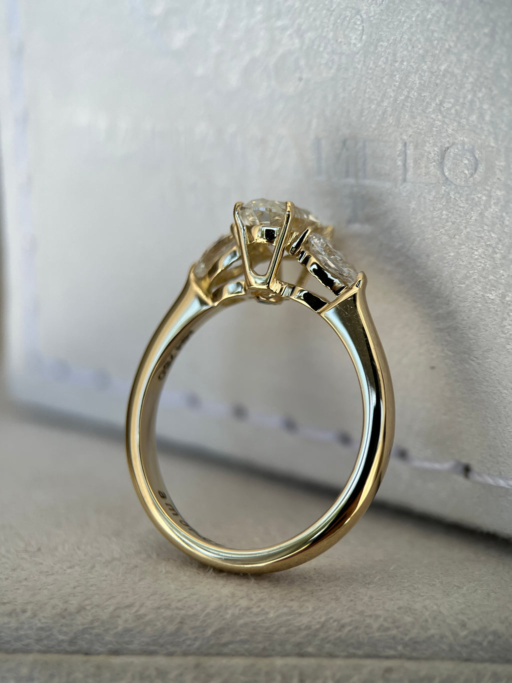 Anel com diamante Oval 1ct e gotas laterais 0.50ct