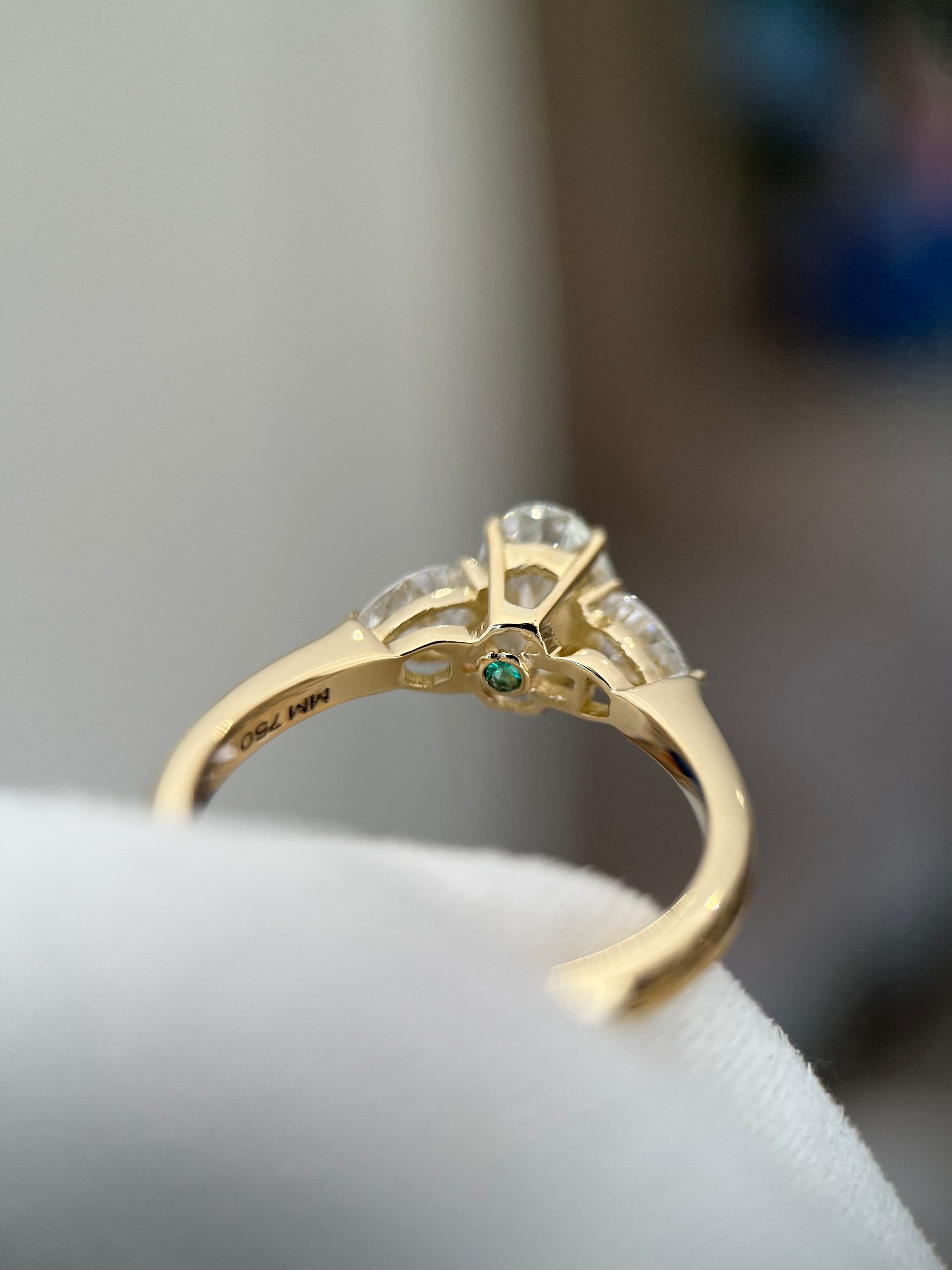 Anel com diamante Oval 1ct e gotas laterais 0.50ct