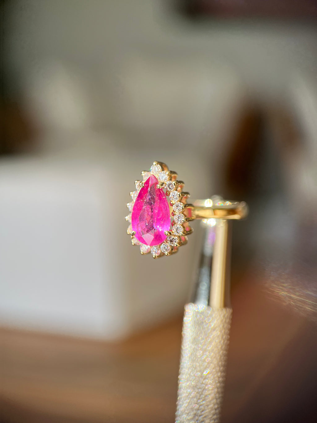 Anel Gota Rubi com diamantes