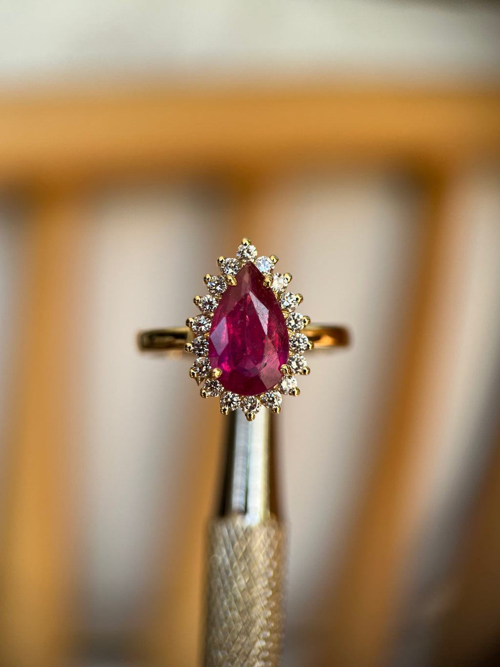 Anel Gota Rubi com diamantes