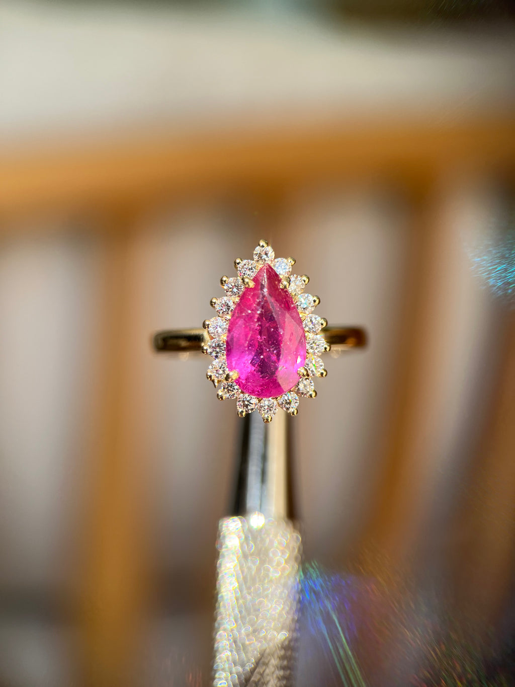 Anel Gota Rubi com diamantes