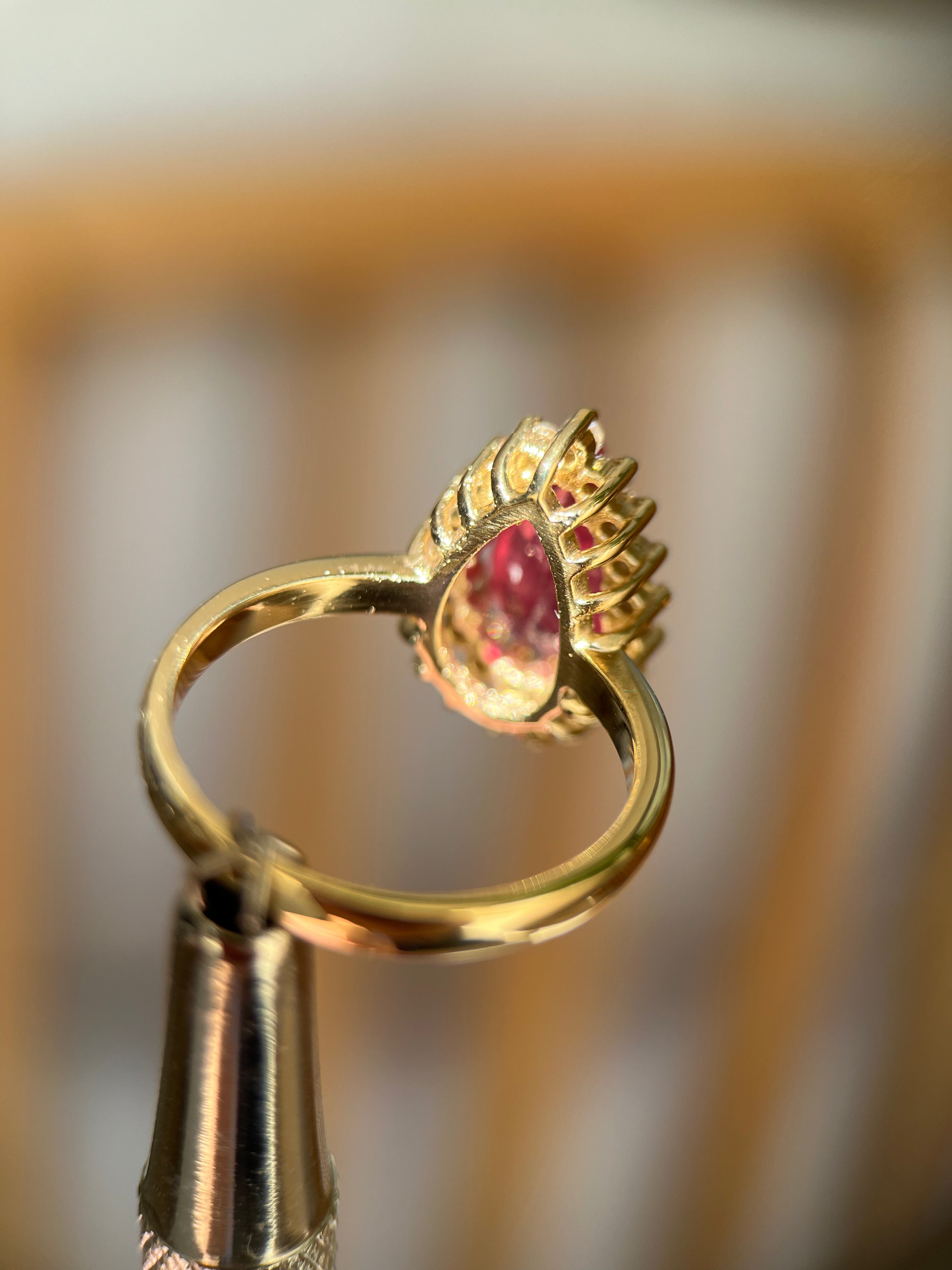 Anel Gota Rubi com diamantes