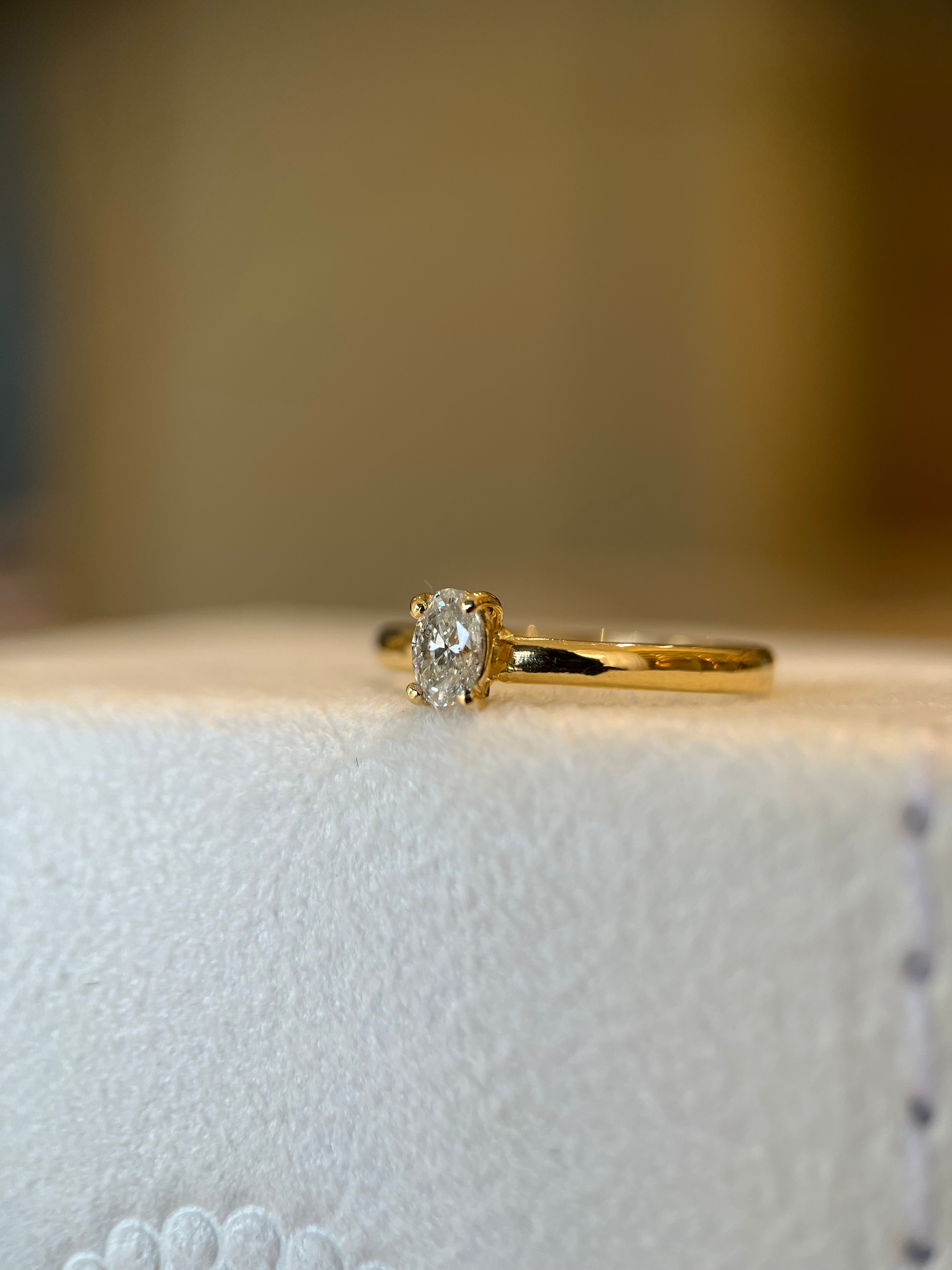 Solitário oval 0.30ct