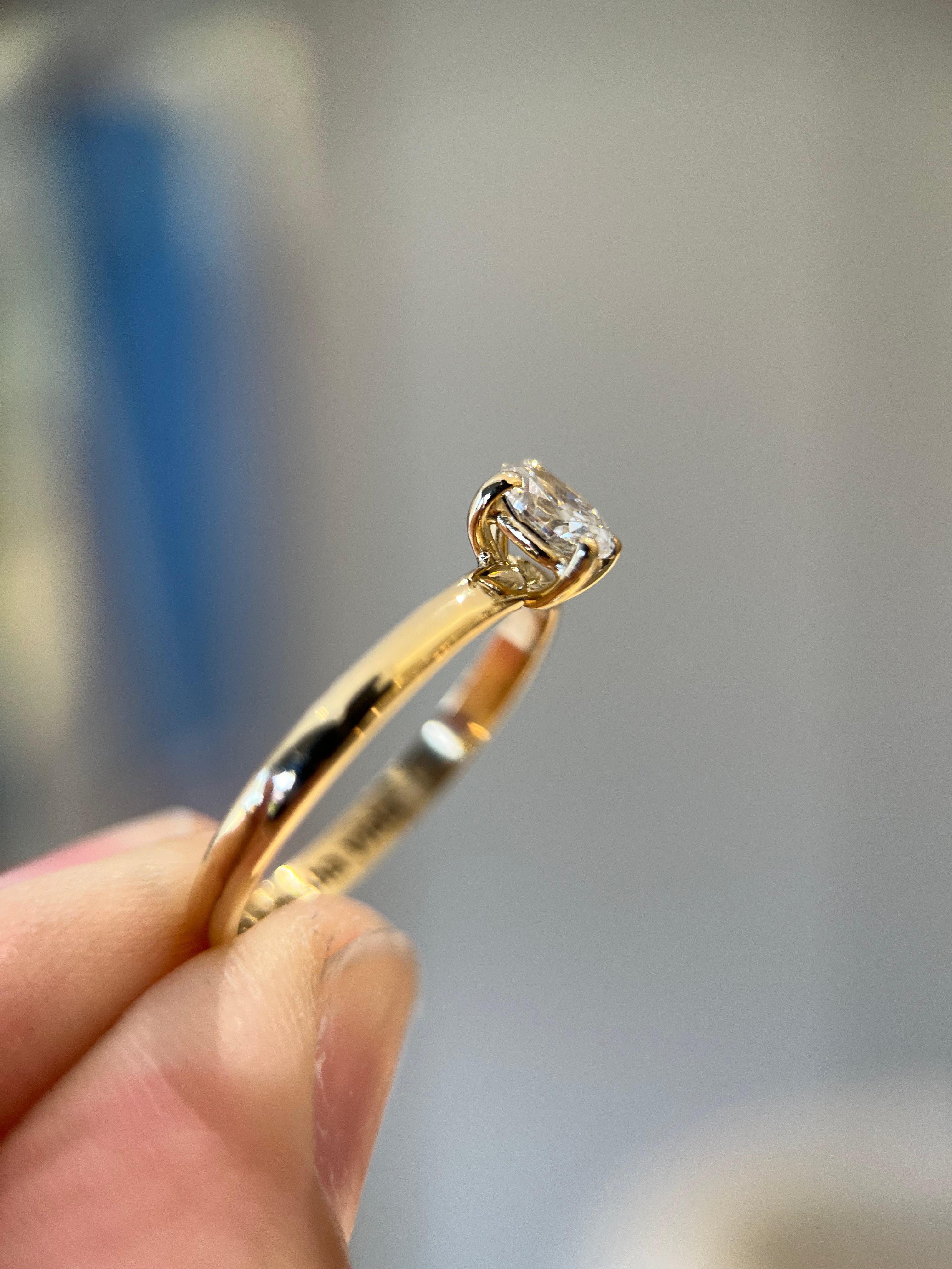 Solitário oval 0.30ct