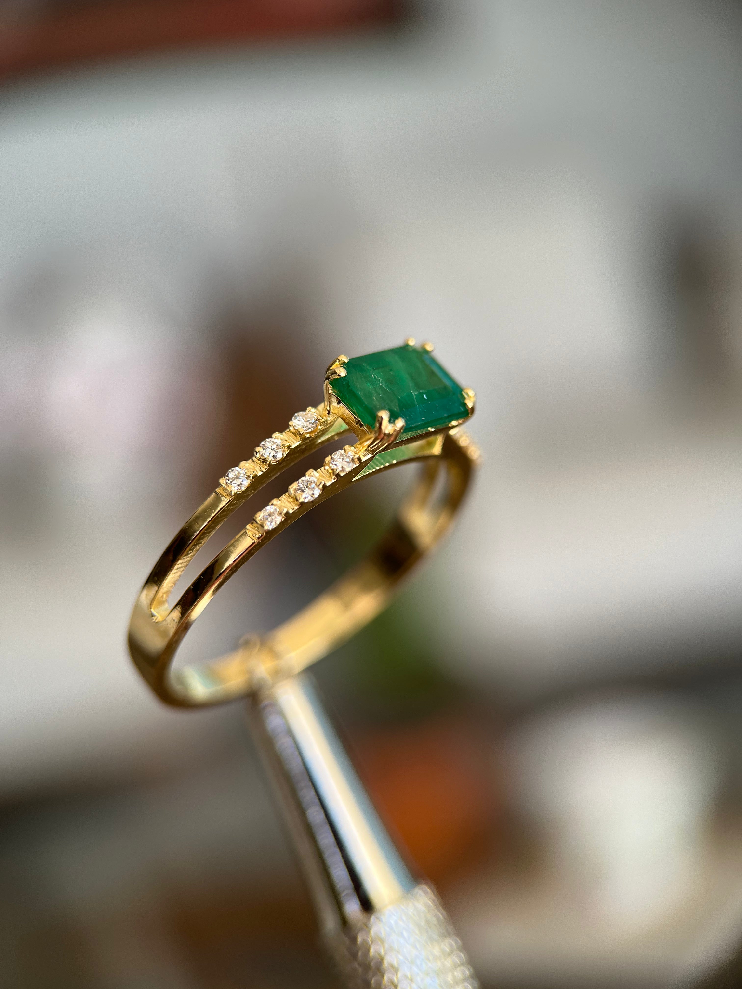 Anel duas fileiras de diamantes com esmeralda retangular