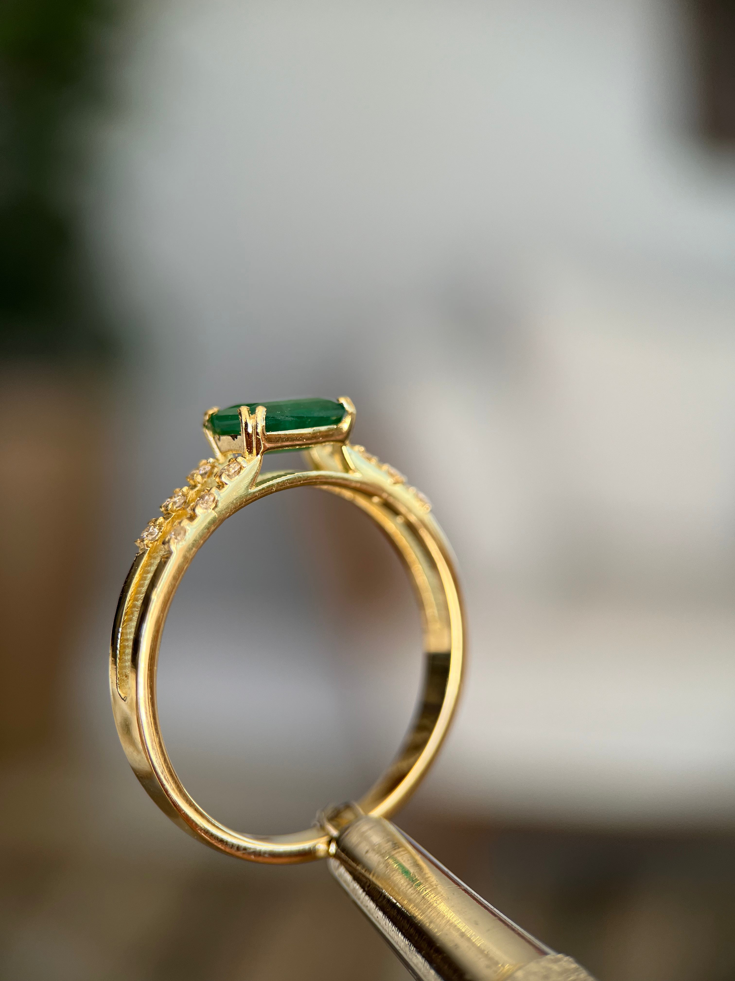 Anel duas fileiras de diamantes com esmeralda retangular